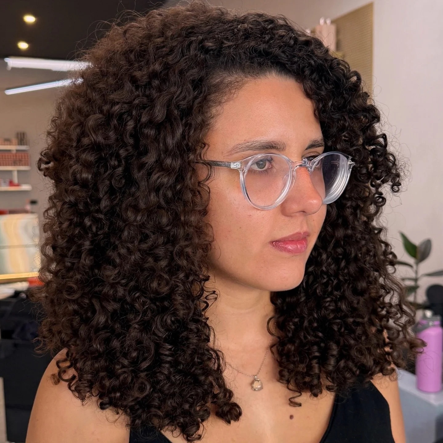 Curly Haircut
Every curl can have a different pattern, density and behaviour.
That&rsquo;s why choosing a professional who understands curly hair patterns makes all the difference in the final result of the haircut.

When the cut respects the hair&rs