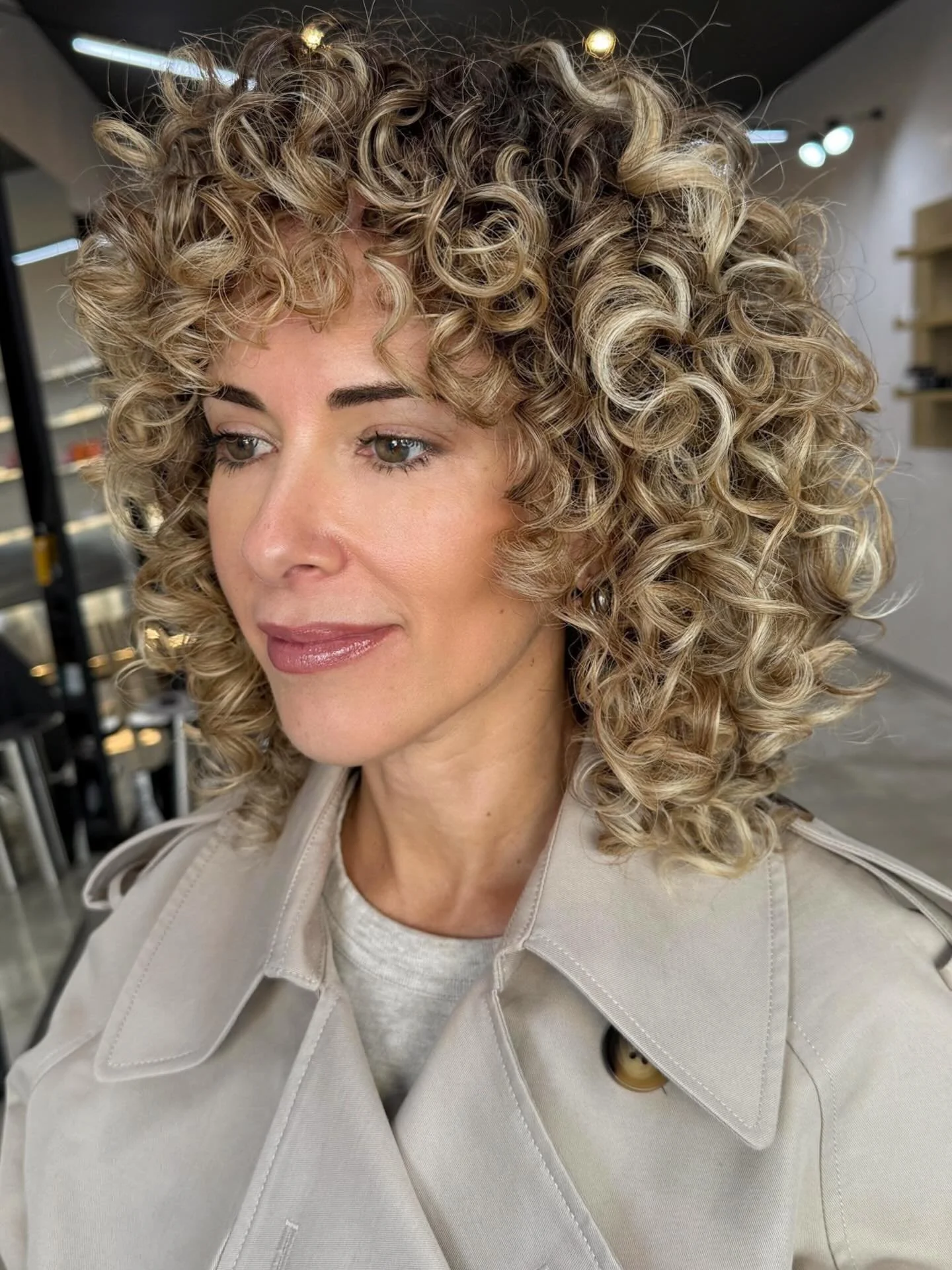Beautiful blonde highlights with dimension for curls 
This result was created to bring lightness, softness and definition while maintaining the natural beauty and health of the curls ✨
When I work with curly hair, the focus is never only the colour. 