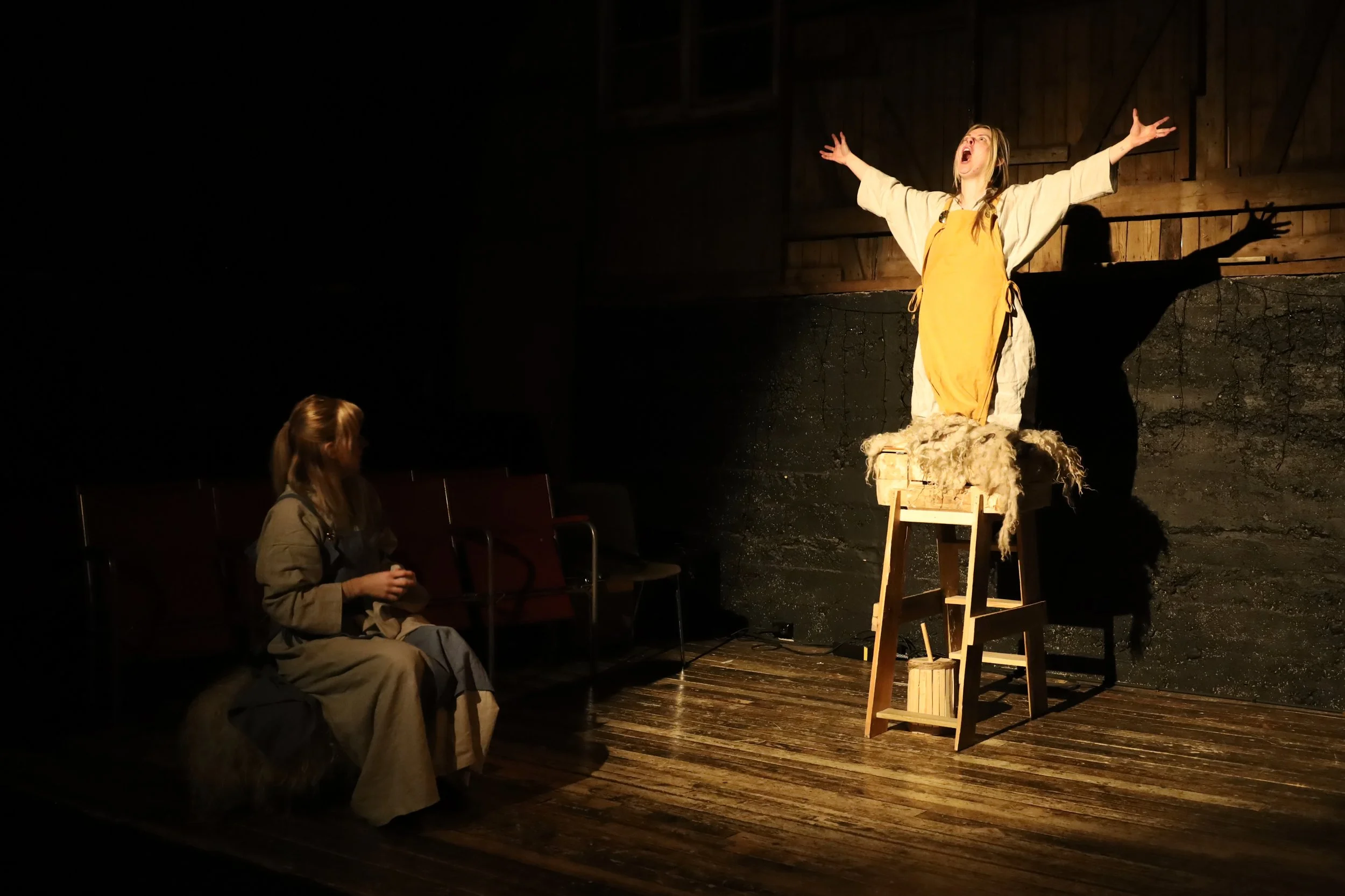 Brennunjálsdætur. Stage design