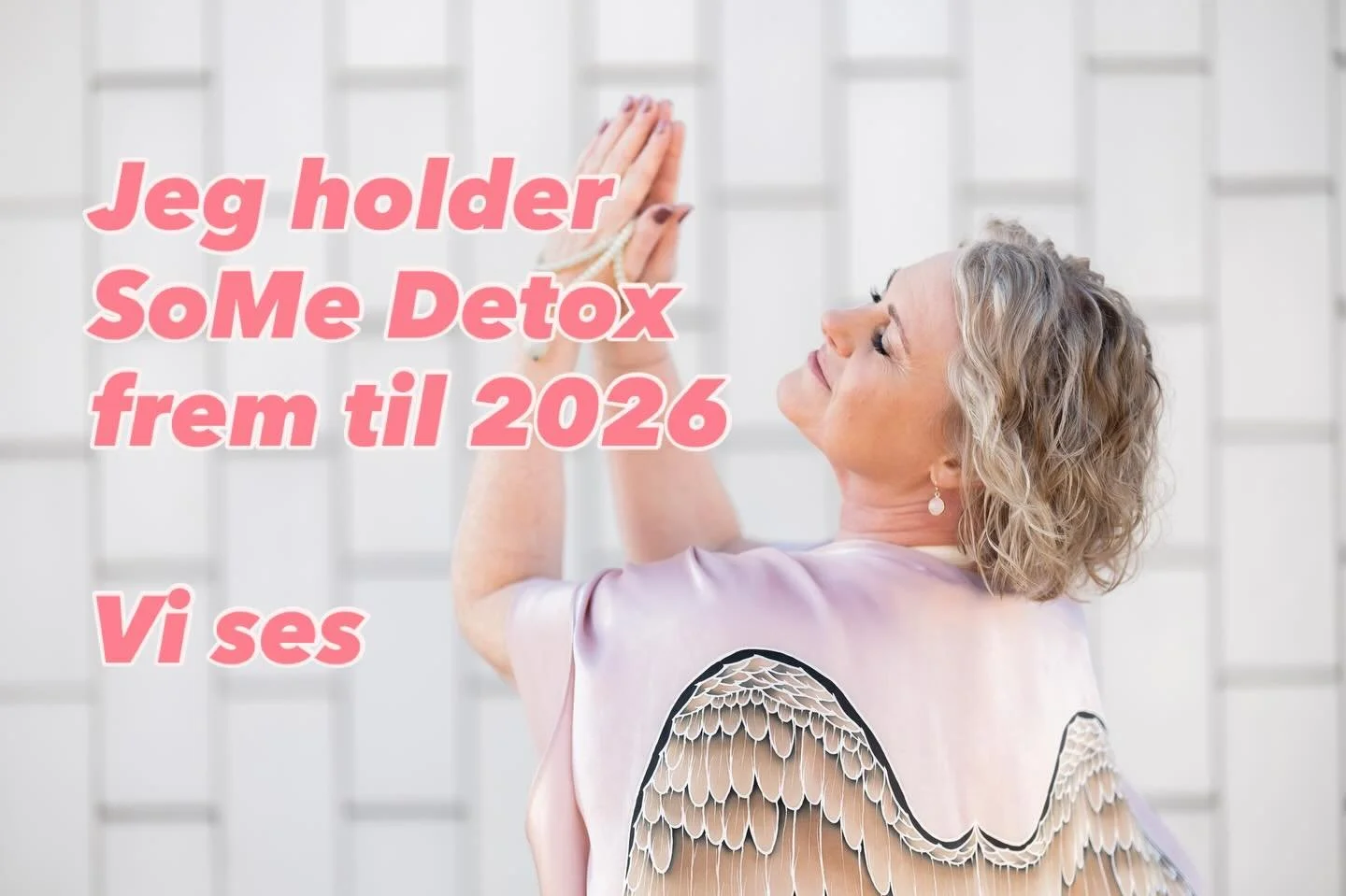 Andet halv&aring;r har konstant inviteret mig til retr&aelig;te/pit stop/stilstand/ro. Nu giver jeg slip og lader kun det mest n&oslash;dvendige give mig distraktioner frem til 2026. Meditationer, ceremonier, skriverier, refleksioner og nydelse vil v