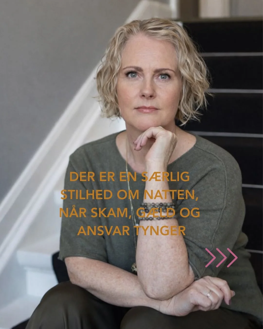 S&oslash;vnl&oslash;s om natten
DER ER EN S&AElig;RLIG
STILHED OM NATTEN,
N&Aring;R SKAM, G&AElig;LD OG
ANSVAR TYNGER
Jeg har selv ligget d&eacute;r 
S&oslash;vnl&oslash;s. Hulkende.

I skammens stilhed over g&aelig;ld, manglende oms&aelig;tning
og u