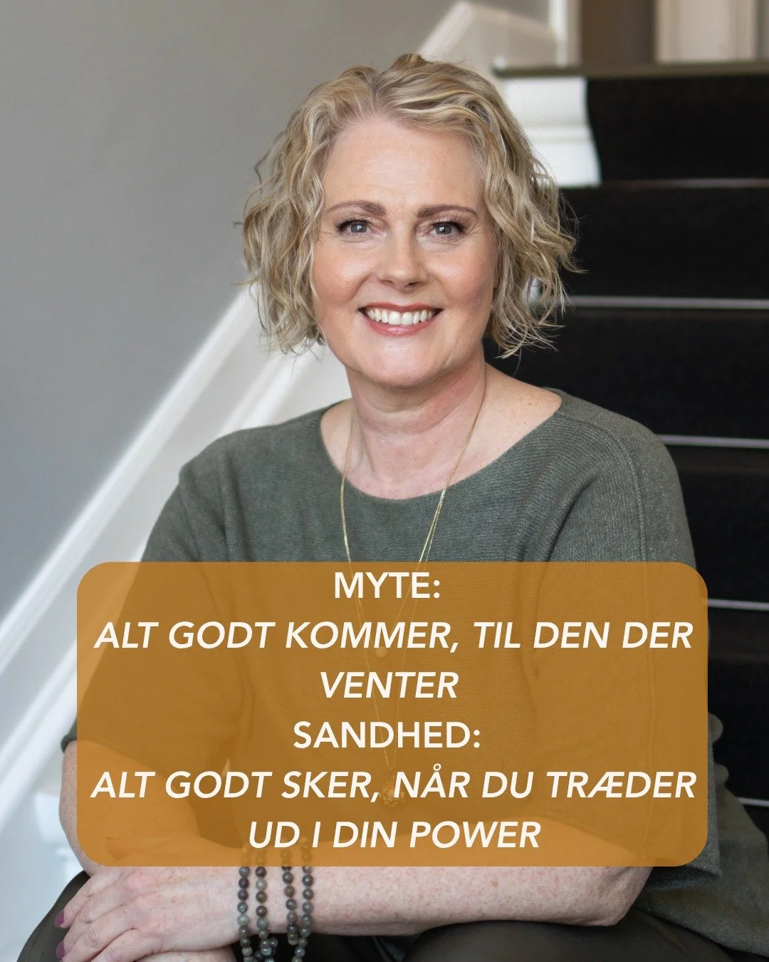 Myte: 
Alt godt kommer, til den der venter 

Sandhed: 
ALT GODT SKER, n&aring;r du tr&aelig;der ud i din power

Stop med at spilde din tid, energi og dit lys p&aring; at v&aelig;re tilbageholdende, ydmyg og p&aelig;n. 👚been there, got the t-shirt

S
