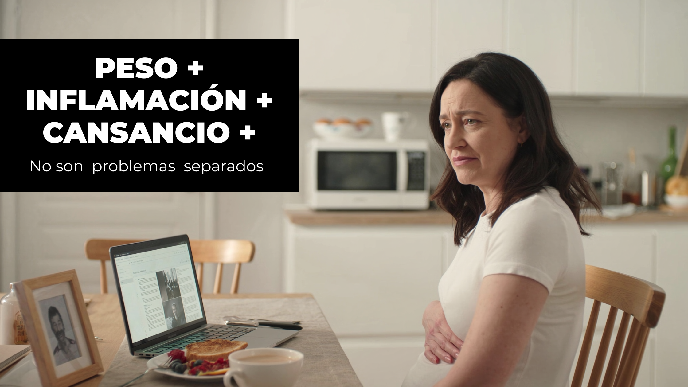 Mujer mirando sentada en su cocina con expresión de inflamación y preocupación comiendo pan con frutas