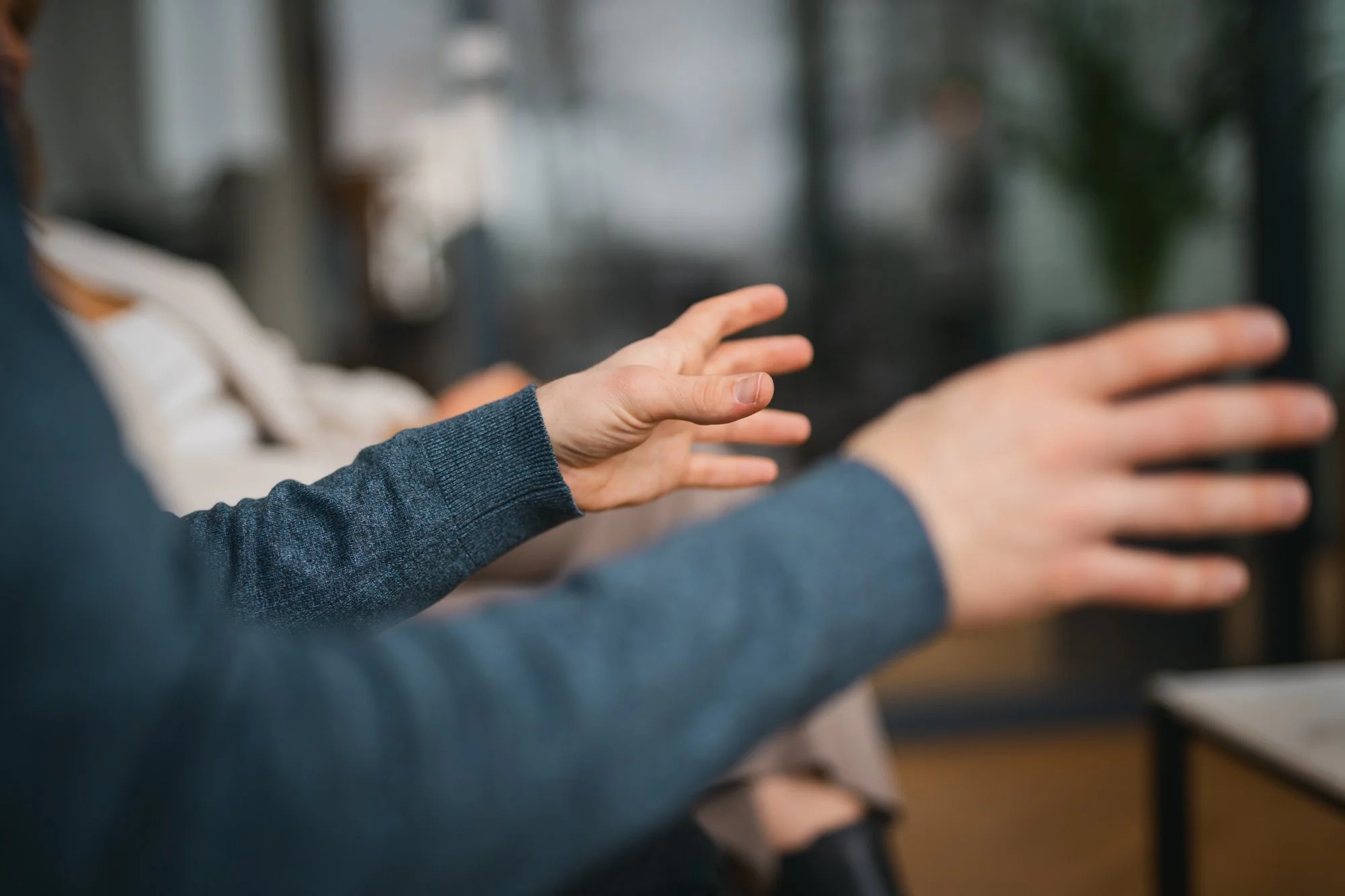 Paar spricht offen über Konflikte in einer therapeutischen Sitzung