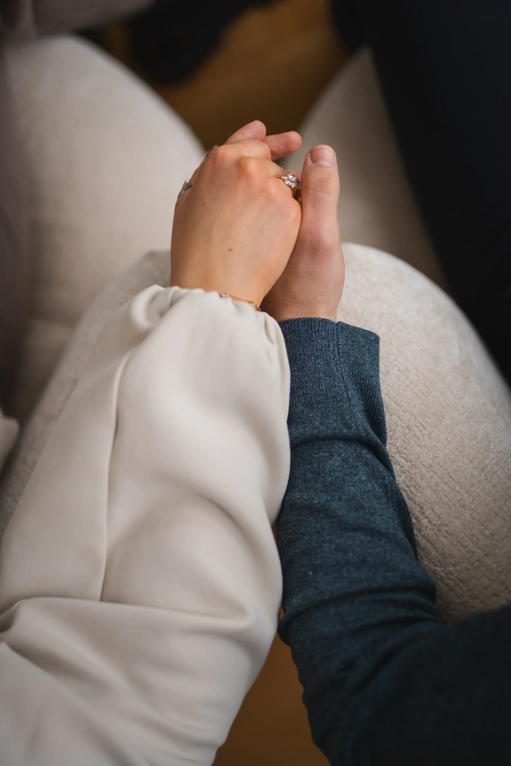 Paar erlebt Nähe und Verbindung nach während Paartherapie