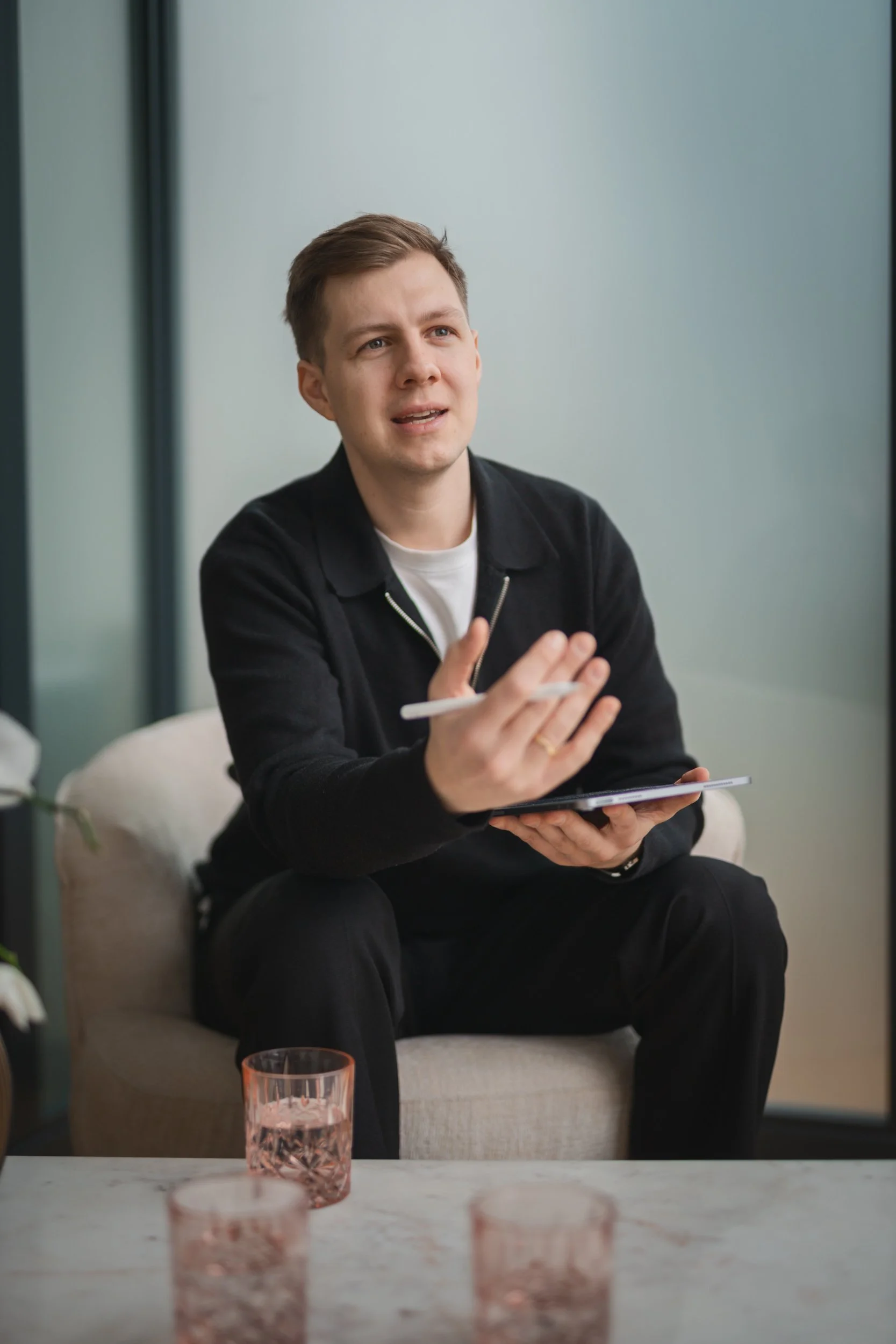 Dr. Henrik Jöhnk, Paartherapeut in Hamburg während einer Sitzung