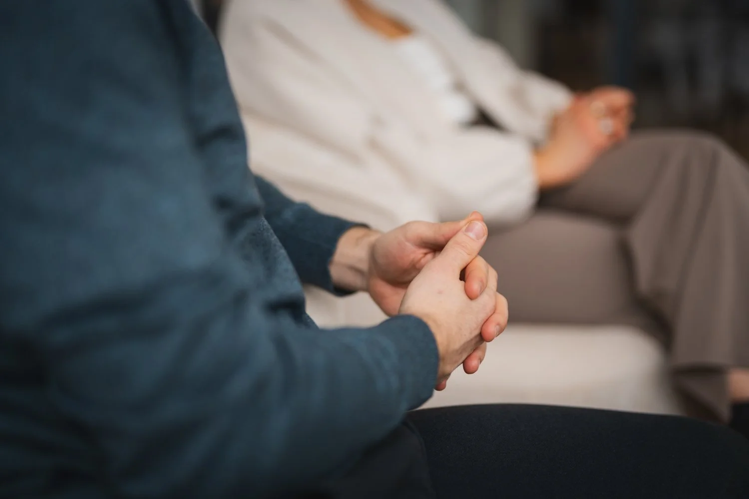 Paartherapie in Hamburg Eppendorf – ruhige Gesprächssituation zwischen zwei Partnern