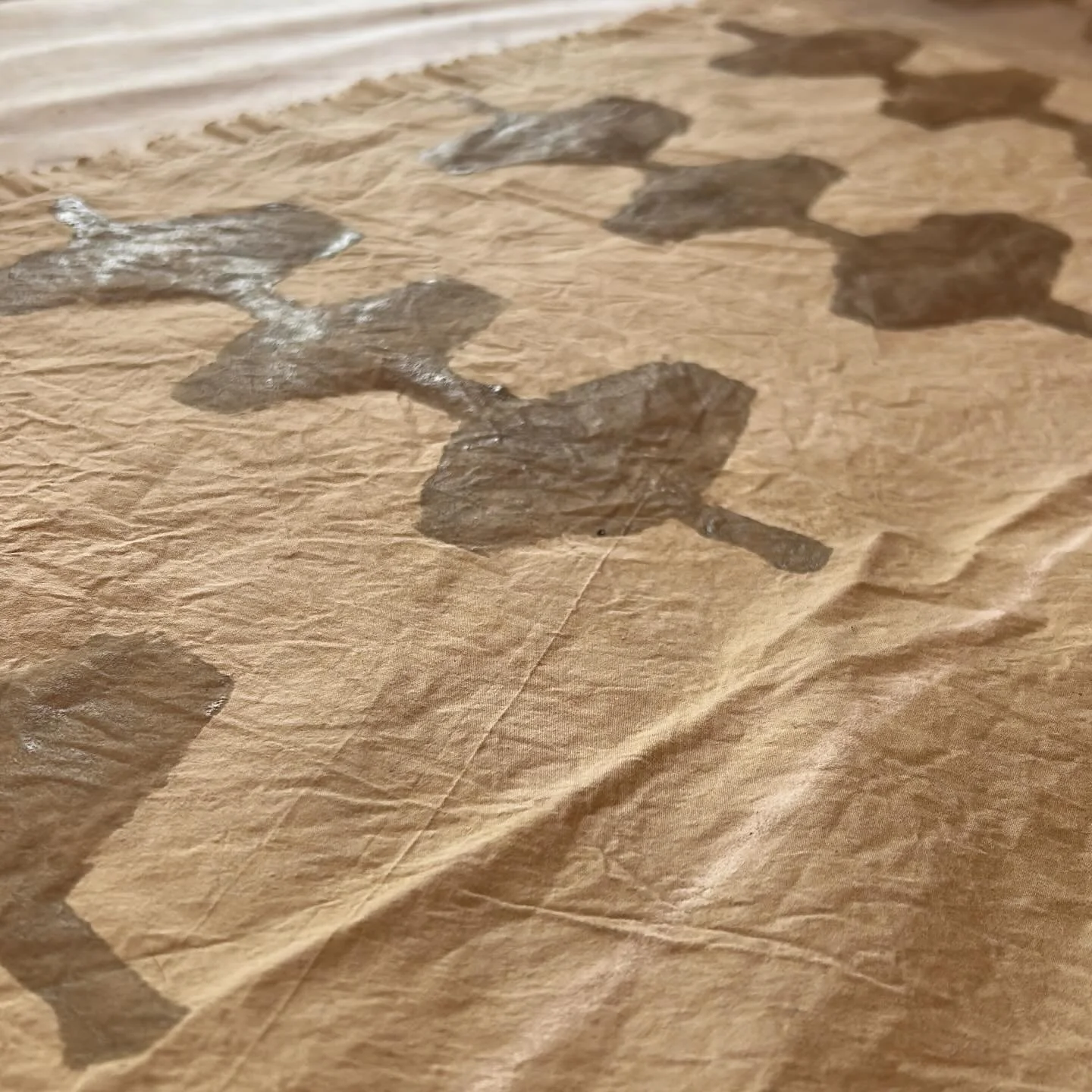 Printing with iron mordant today, which will give a darker print when put in the dye pan, not quite sure of the colour for this yet. But I do know it is destined to be a skirt ...
#smallscale
#findamakerweek 
#naturaldye