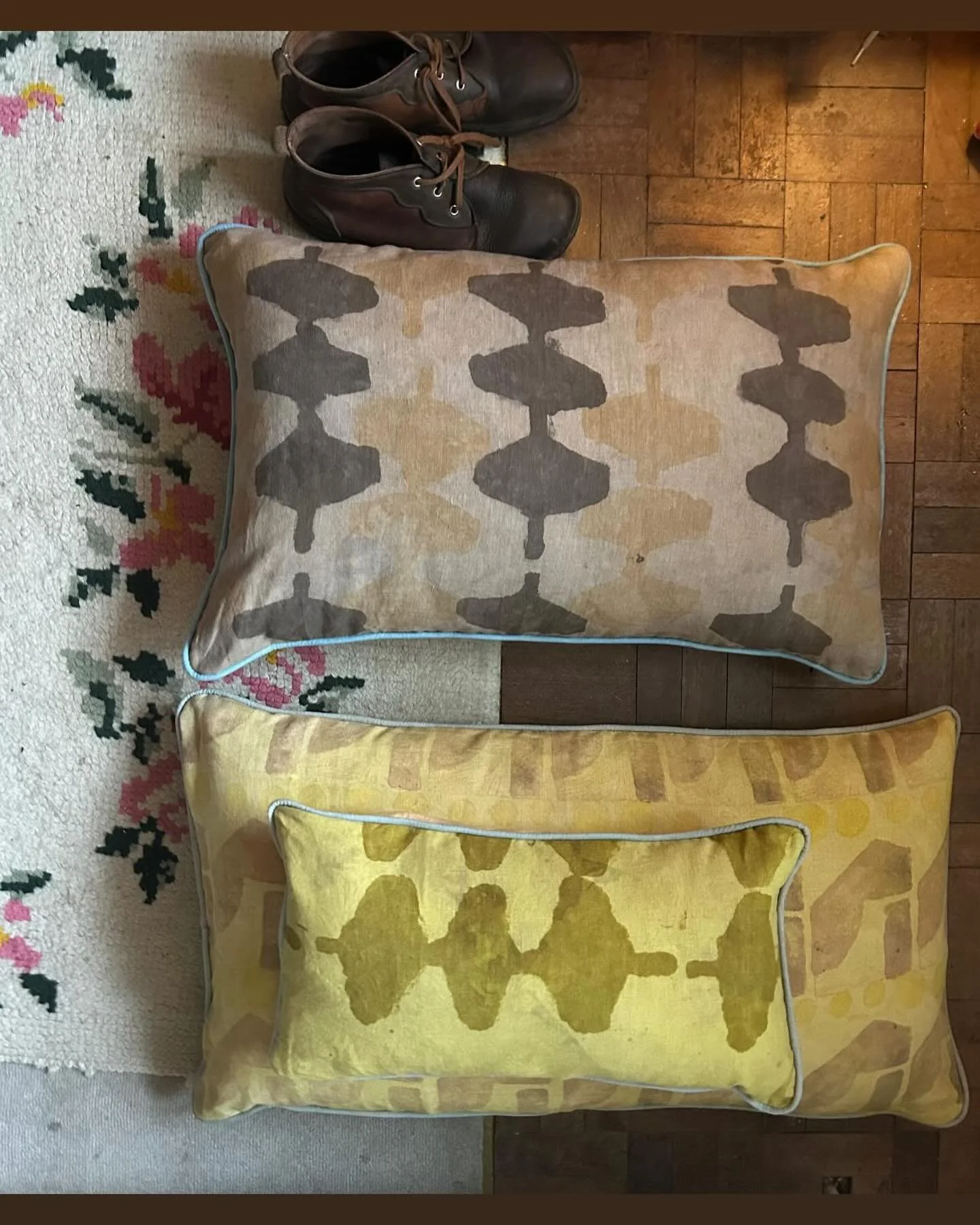 The new cushions have been wonderfully stitched by @kcmanufacturing and I am so happy 🌞
These will be coming along on Saturday - they are huge so not sure how many I will fit on my table !
They arw all naturally dyed and printed by me, and all come 