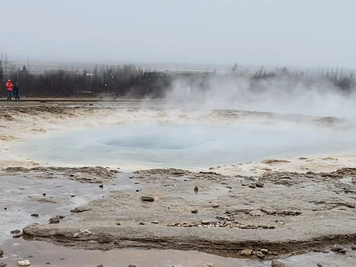 アイスランド🇮🇸を訪れました。大地の力に圧倒され翻弄された10日間でした。数々の滝、噴火口、間欠泉、氷の洞窟、氷山と様々な姿で動き生きる地球を観て、澄んだ空気を吸い、さらには淡く緑にちらちらと光るオーロラに出会うこともできました✨
モーターホームで移動する生活からは、普段日々の中でどんなに自分が無意識に電気や水を使っているかということに気が付かされ、旅の終わりに訪れたレイキャビクのペルラン博物館では、改めて氷山が驚異的なスピードで失われていっている事を痛感しました。
モーターホームのタイヤが