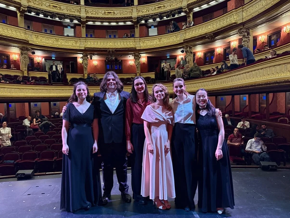 C&rsquo;est presque la fin de cette ann&eacute;e donc voici un petit post Op&eacute;ra-Comique! Beaucoup d&rsquo;aventures, &eacute;motions, et des moments sympathiques!! 🎵 J&rsquo;ai h&acirc;te de ma deuxi&egrave;me ann&eacute;e🥳 

今年度もほぼ終わりに近づいてい