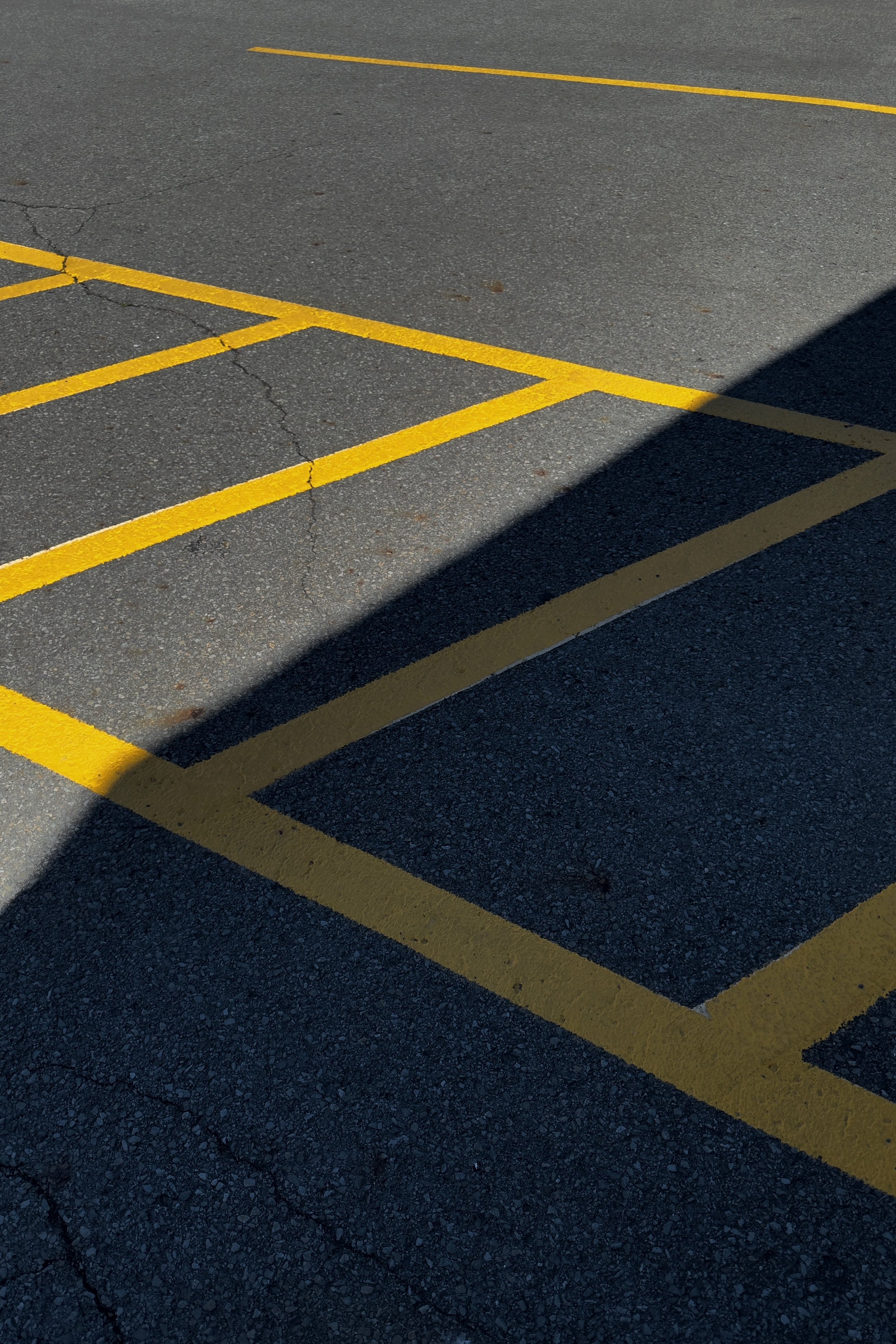 [line][iphone]yellow parking lot lines.jpeg