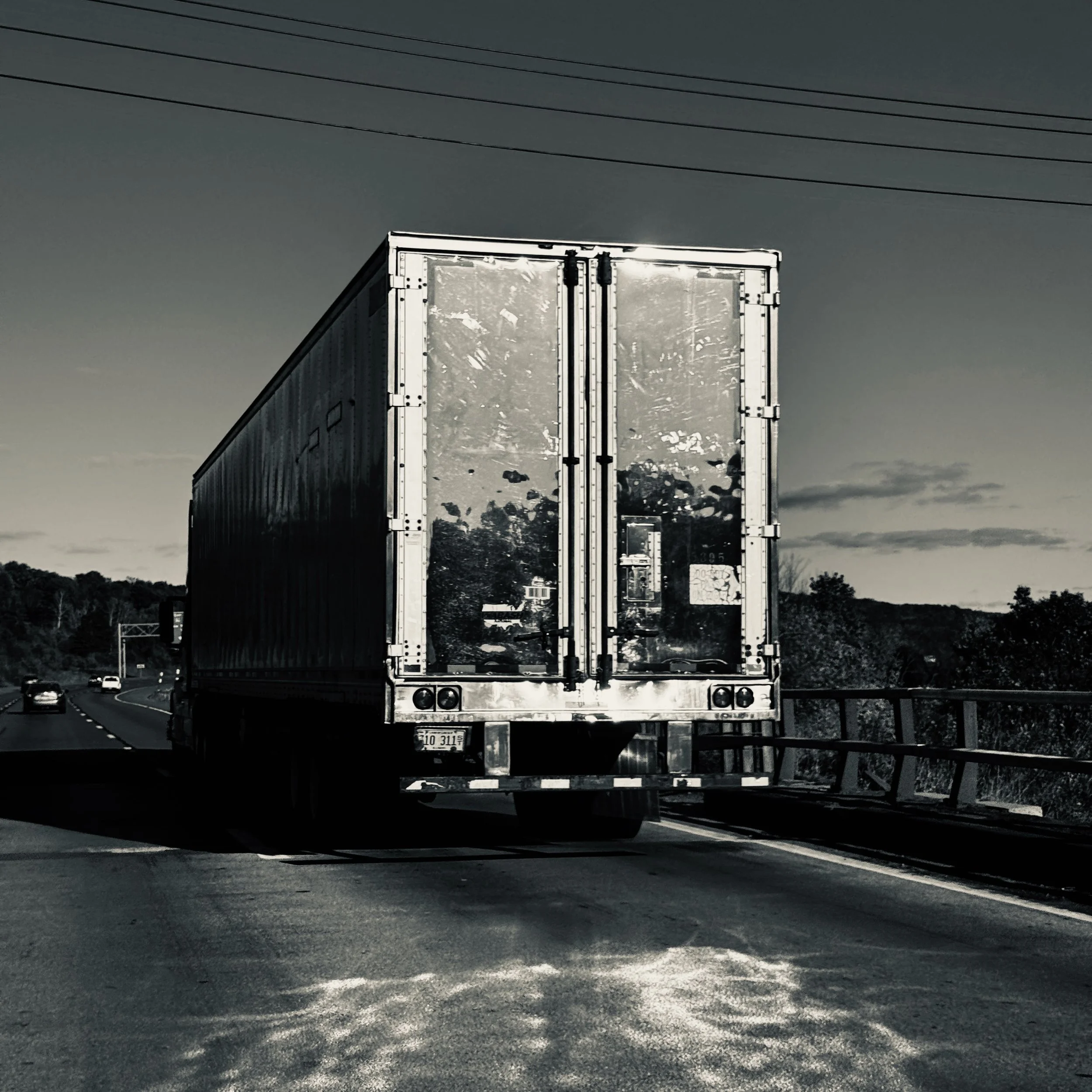 [vehicle][iphone]light on semi.jpeg