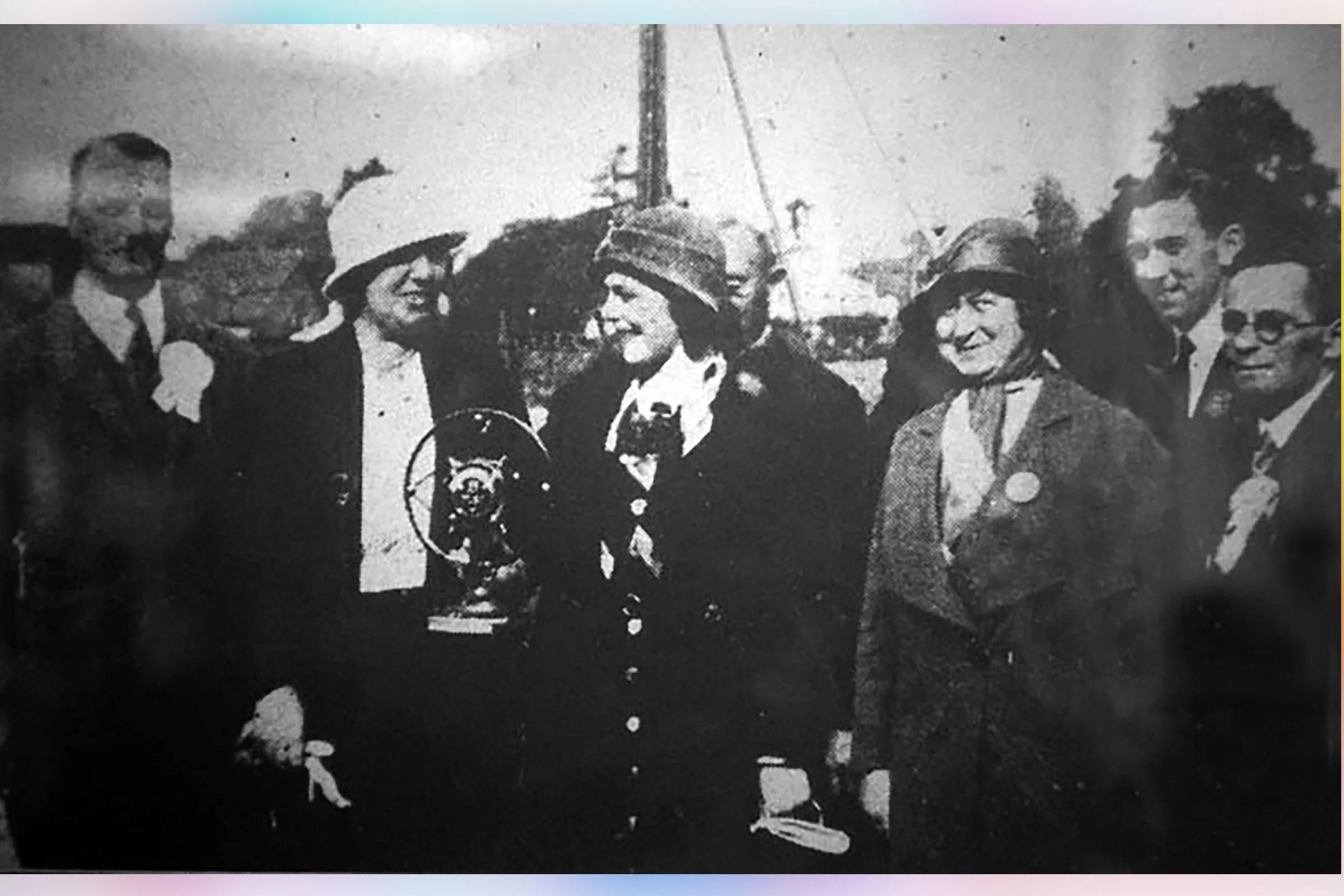  EDNA MOORE  QUEEN 1933 addressing the assembly in the Market Yard