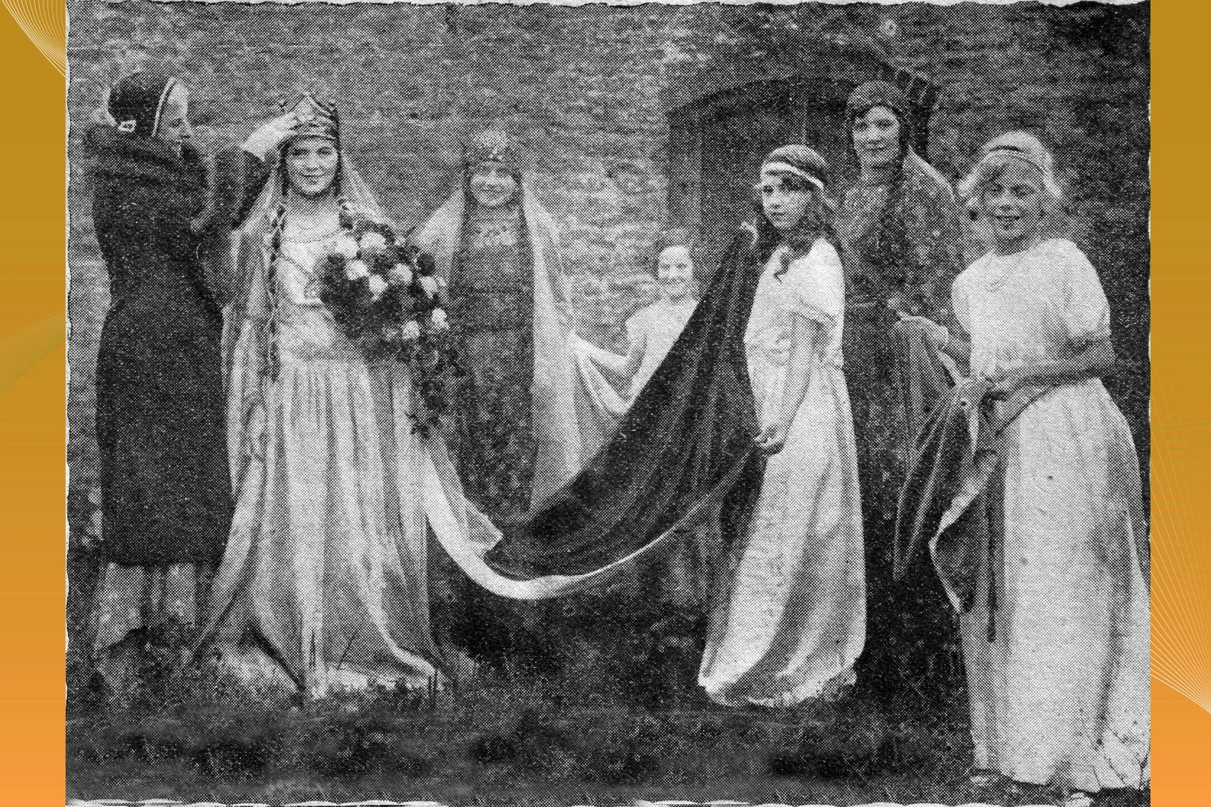  BARBARA PERKINS  being crowned QUEEN 1932 by Eva Callebaut