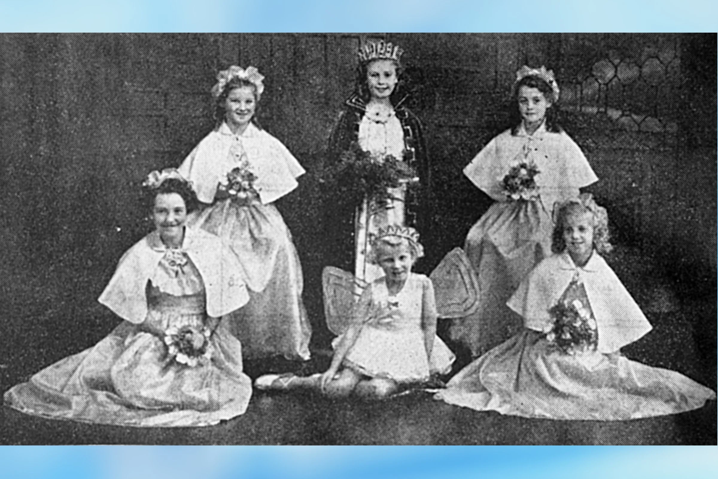  HILARY FELTHAM  - CHILDREN'S QUEEN 1951 with GILLIAN TITCOMBE, LEONIE TUCKER, SUSAN TITCOMBE & JANET GREEN
