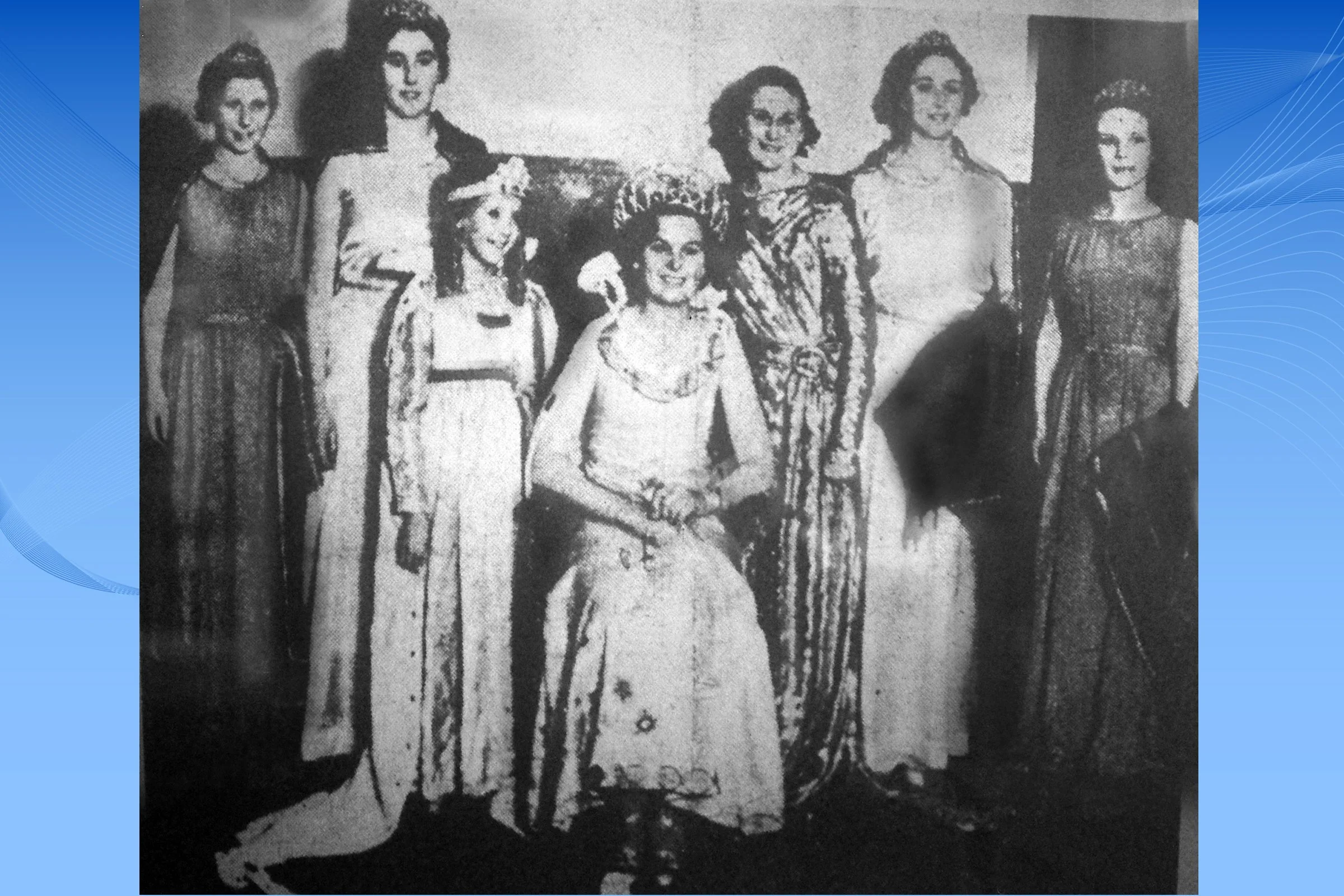  MOLLY  with attendants VERA MARTIN, FREDA LUSTY, GERALDINE PRATTEN & B. CRUSE, plus Children's Queen 1937