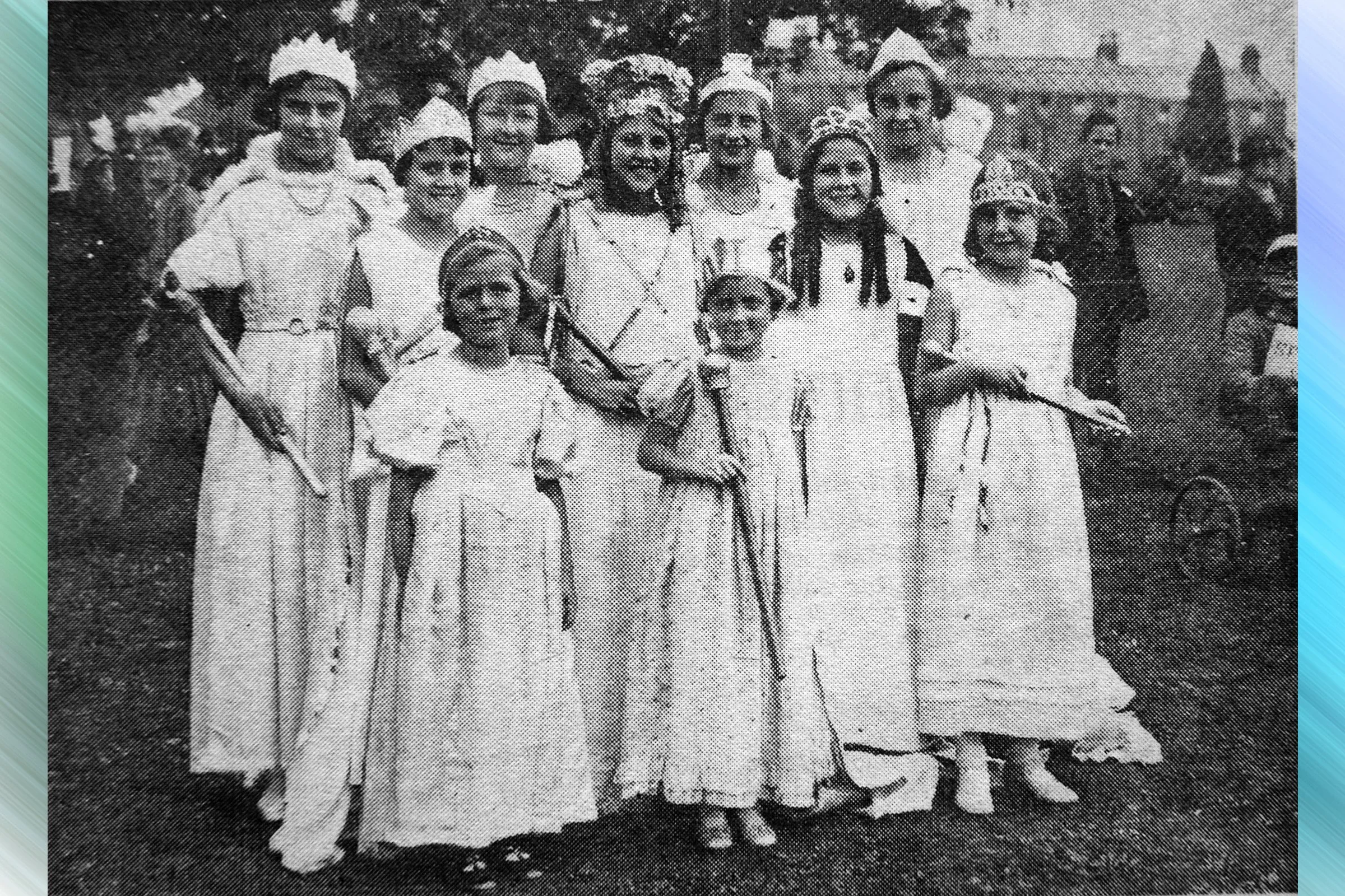  AUDREY  with other contestants including her attendants MURIEL WOOD & PATRICIA HALL 1935