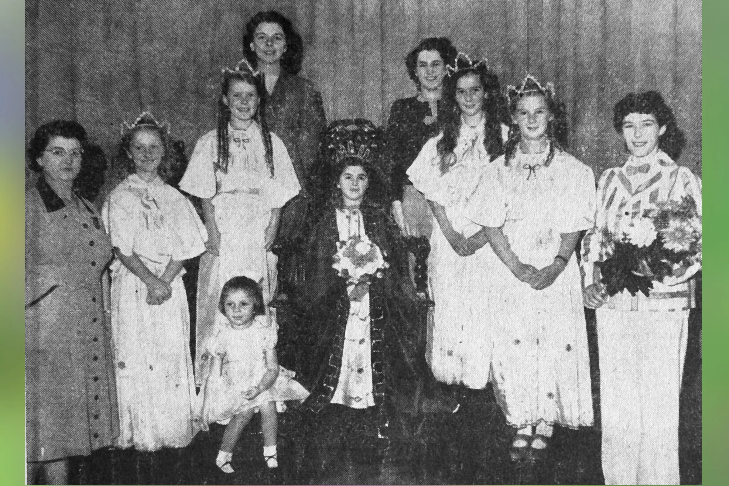  JEAN NEALE  - CHILDREN'S QUEEN 1953 with JENNIFER EVANS, MAVIS HANNEY, GILLIAN TITCOMBE & DIANA BRYANT