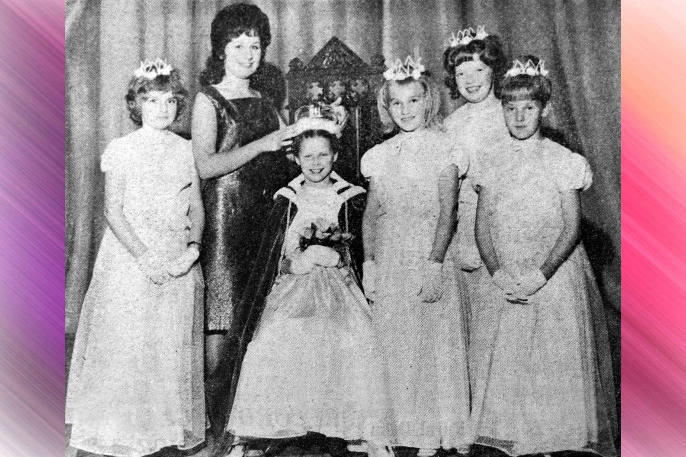  PETULA   with attendants SALLY RUSSTELL, ELIZABETH DAVIES, MARGARET MAGEE, GAIL CARPENTER 1964