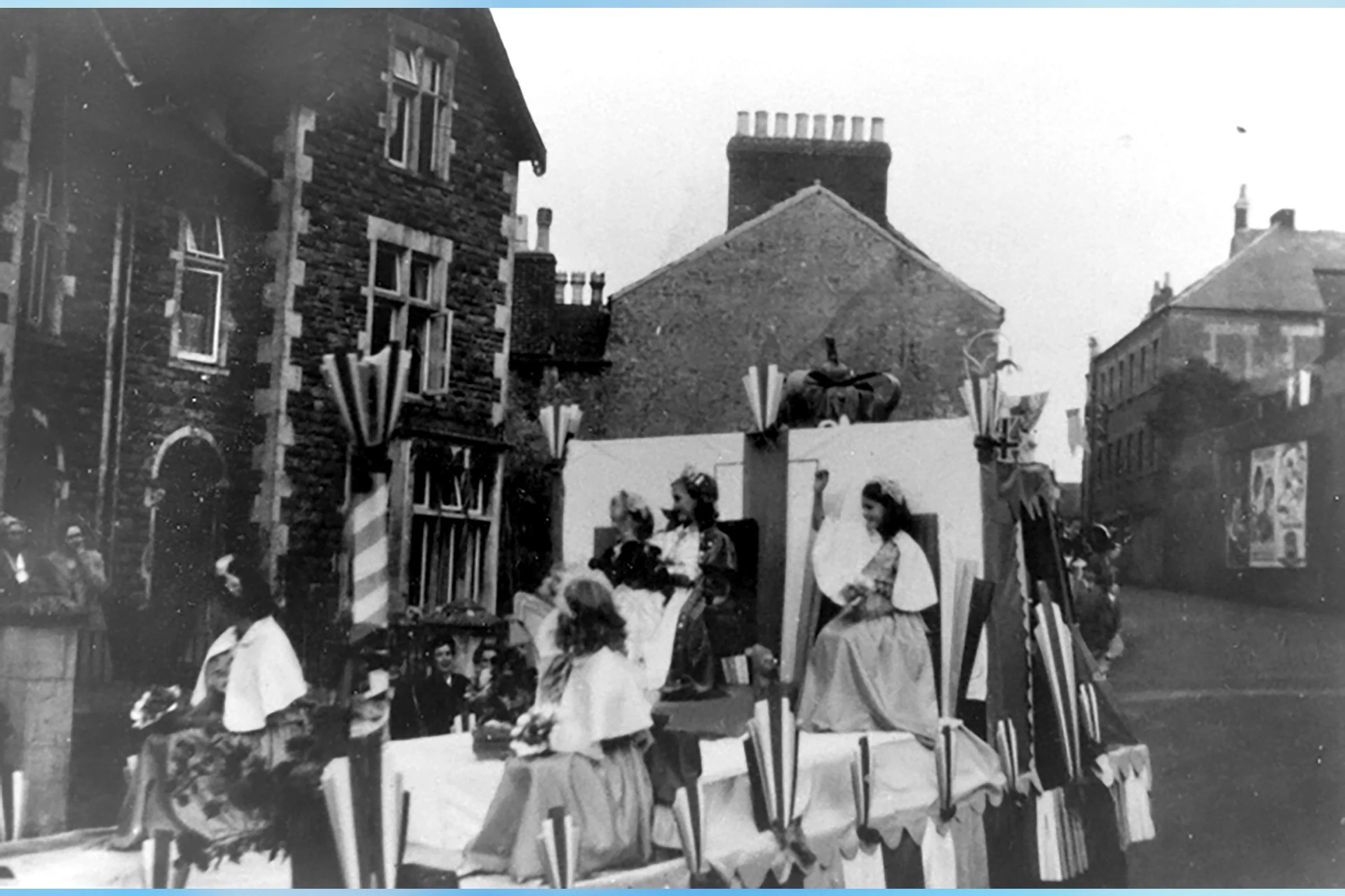  HILARY FELTHAM  - CHILDREN'S QUEEN 1951 with GILLIAN TITCOMBE, LEONIE TUCKER, SUSAN TITCOMBE & JANET GREEN