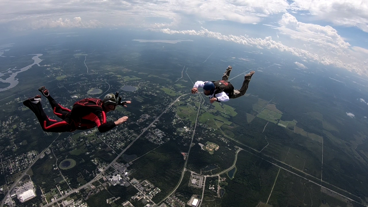 Skydiving coach jump with student