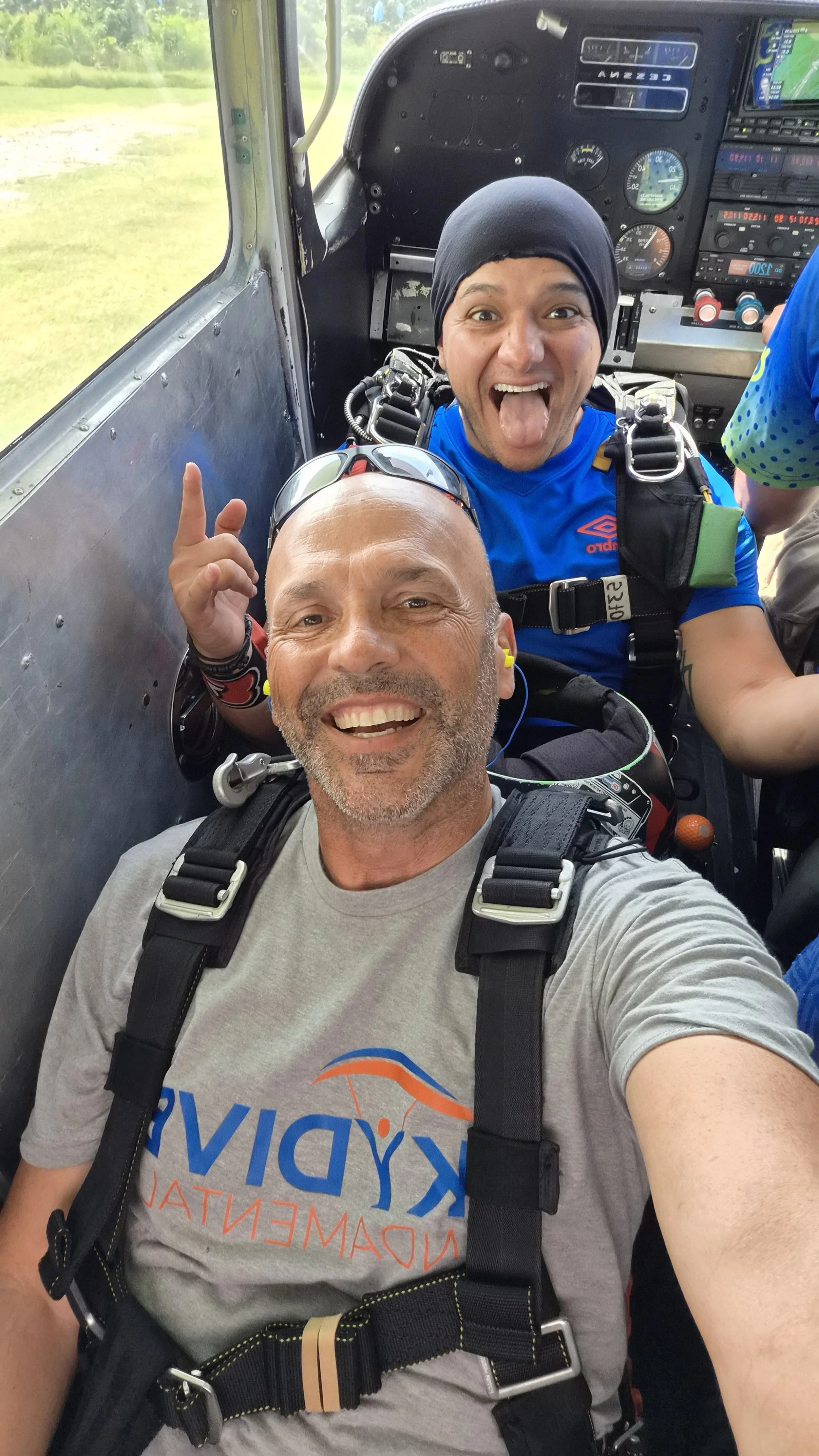 two people in a Cessna 182 preparing to do a jump in the USPA Tandem Instructor course