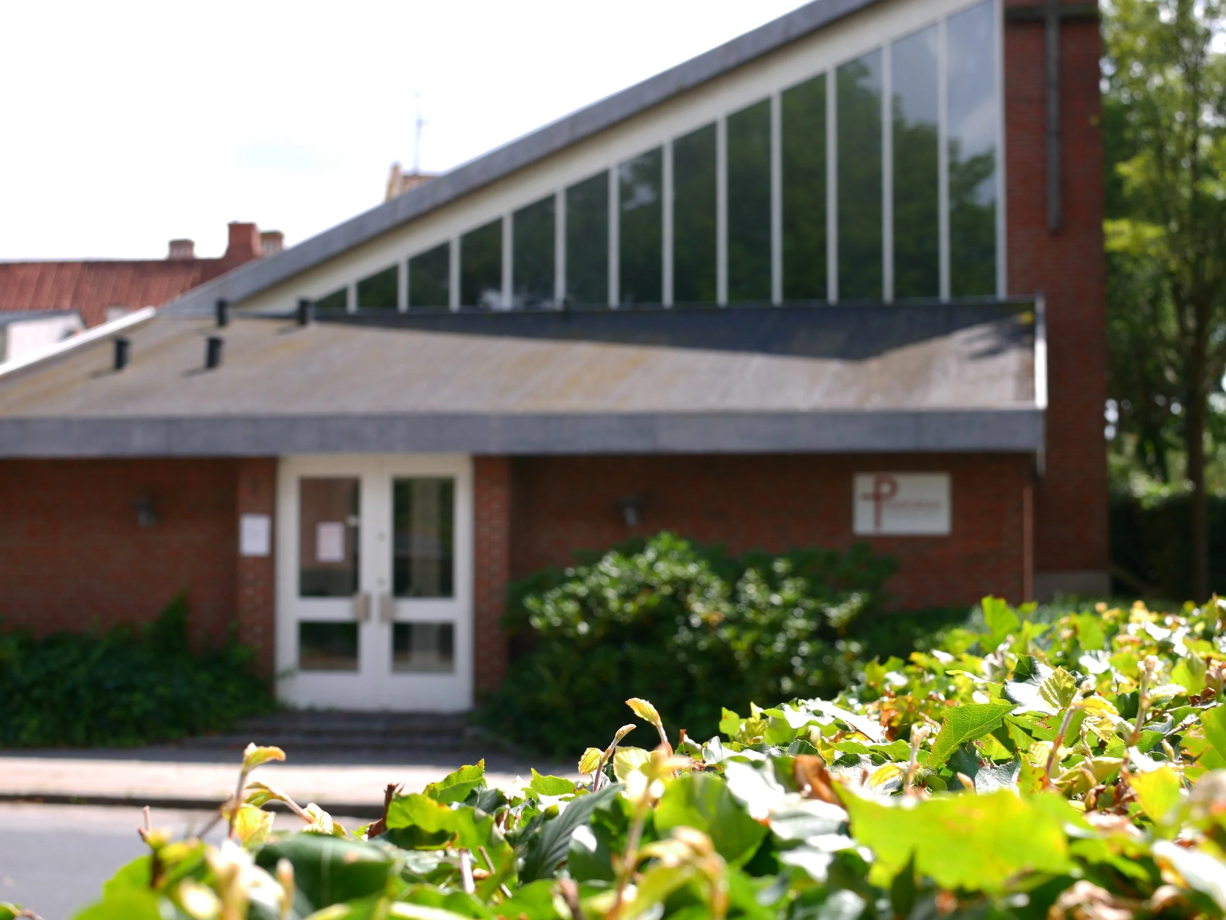 Pinsekirken Svendborg er centralt placeret i Svendborg. 