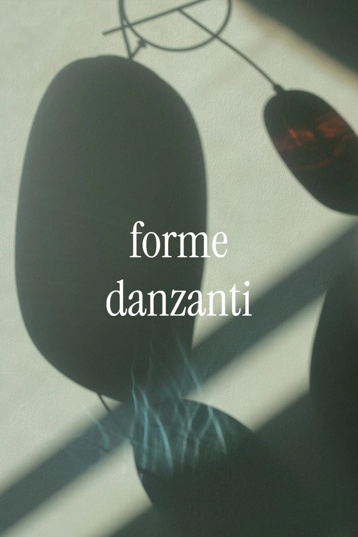 Schatten eines Zupfbaums mit der Aufschrift "forme danzanti" auf einer hellen Wand.