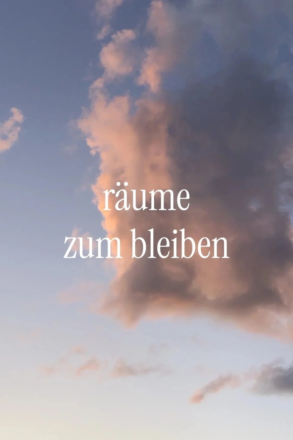 Himmel mit Wolken bei Sonnenuntergang und der Text 'räume zum bleiben' in der Mitte.