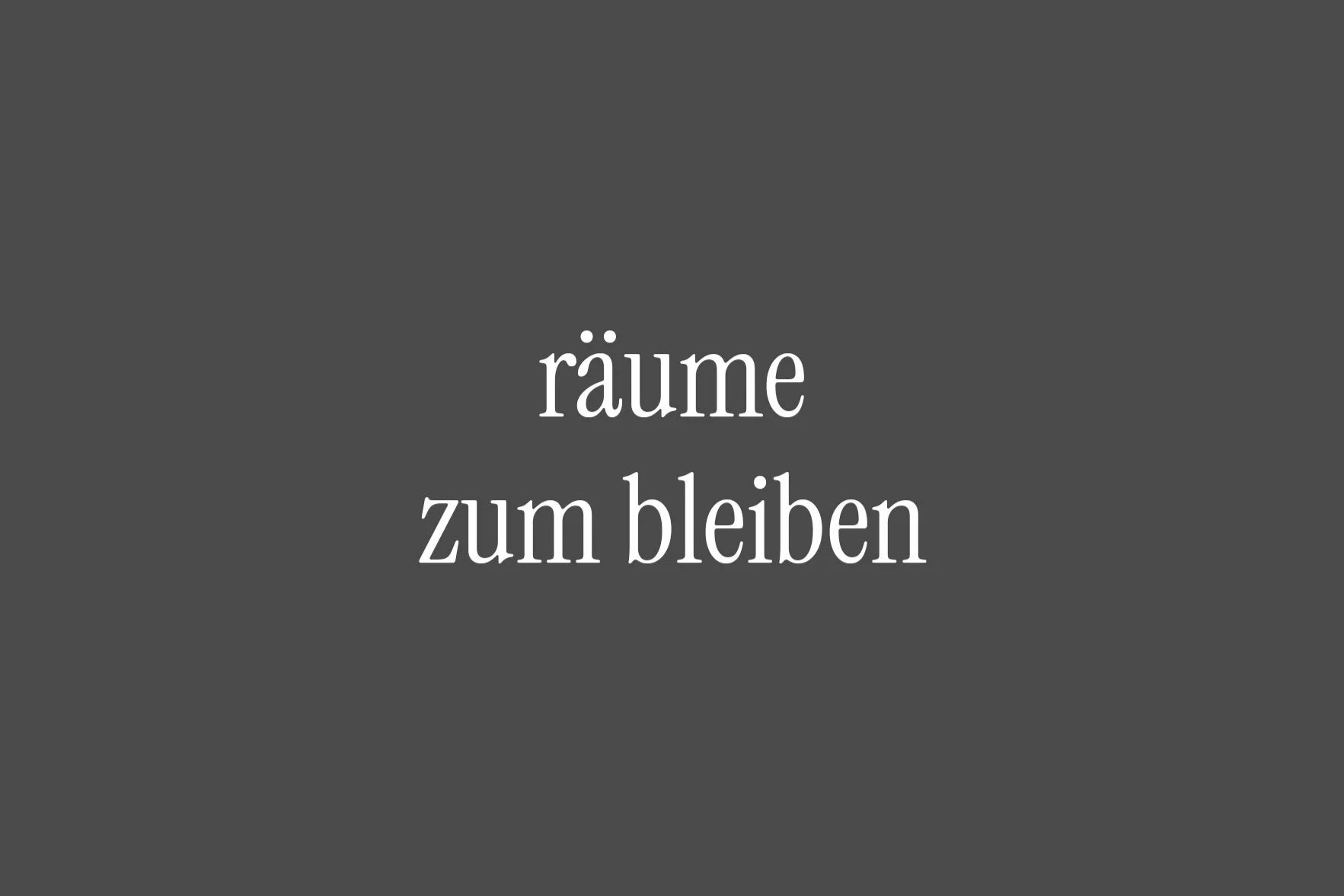 Ein grauer Hintergrund mit weißen Texten, die 'räume zum bleiben' sagen.