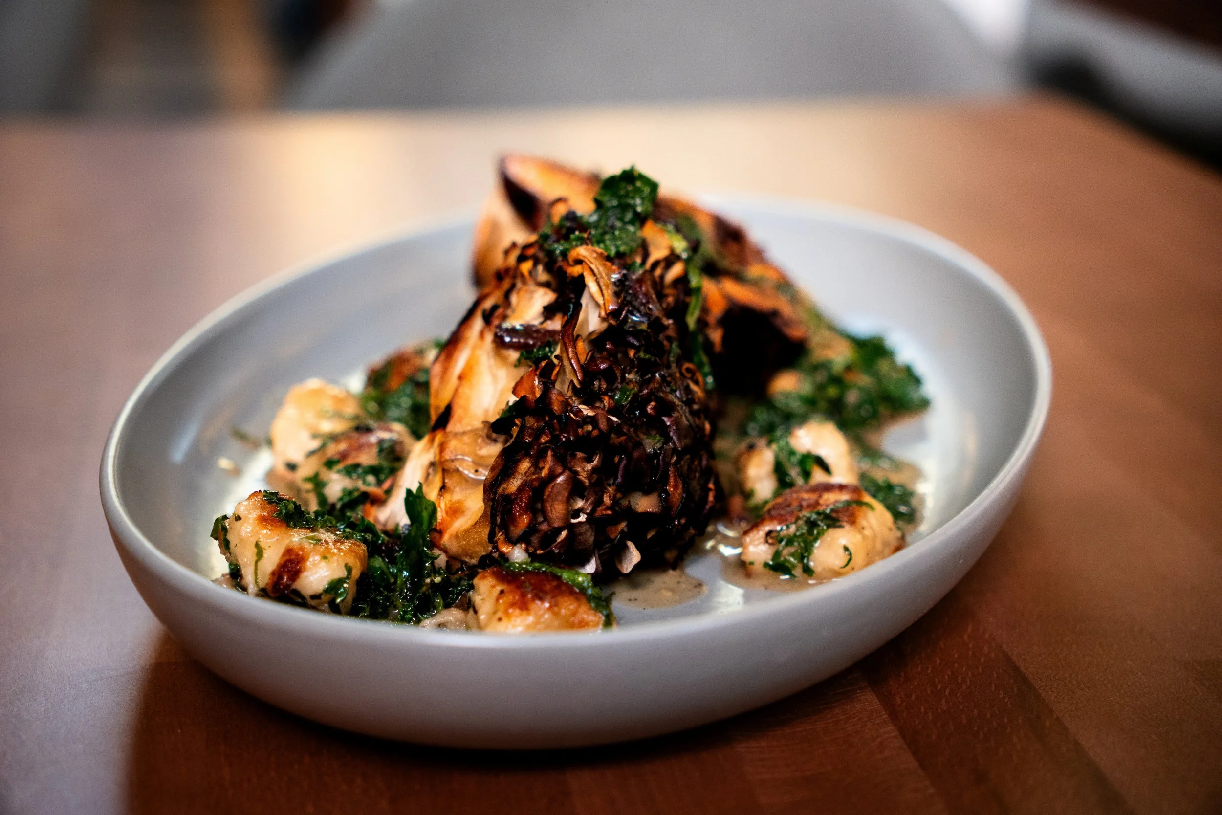 Pan-roasted maitake mushrooms at Gunny’s Pub with golden gnocchi, kale and thyme butter. A hearty vegetarian dinner built around earthy mushrooms and classic technique at our Lincoln Park restaurant.