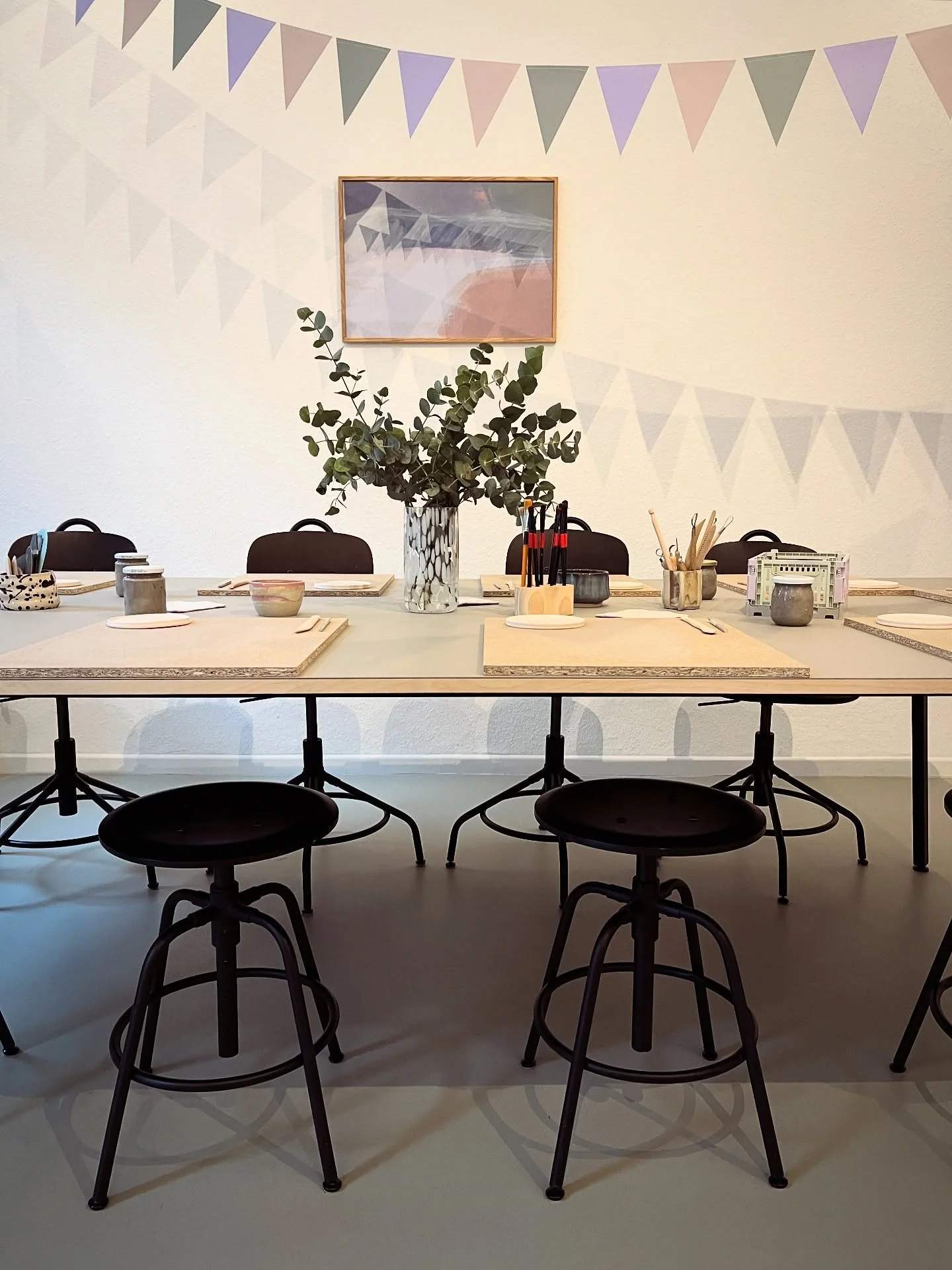 🎨 Am Wochenende hat sich unser Keramikstudio in eine kunterbunte Geburtstagswelt verwandelt. Es war einfach so sch&ouml;n zu sehen, wie die Kinder mit leuchtenden Augen voller Freude und Fantasie ihre eigenen kleinen Kunstwerke erschaffen haben. 
.
