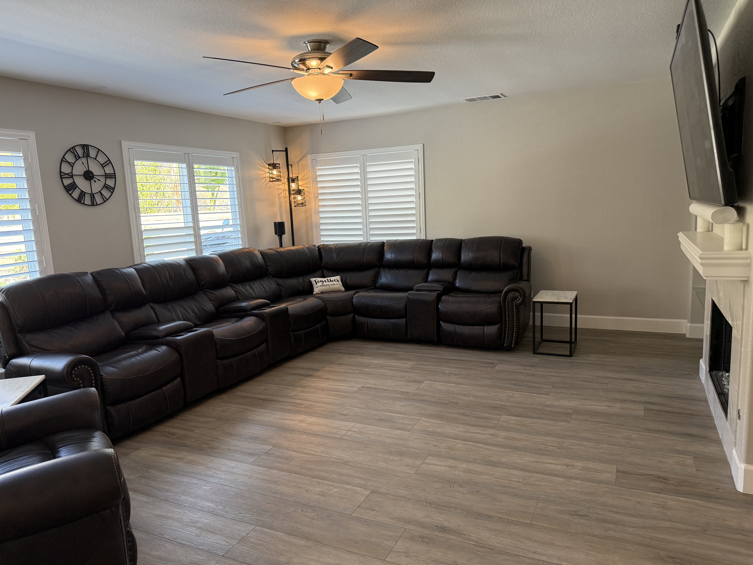 home for sale in Castaic California Los Angeles County with a Large Living room