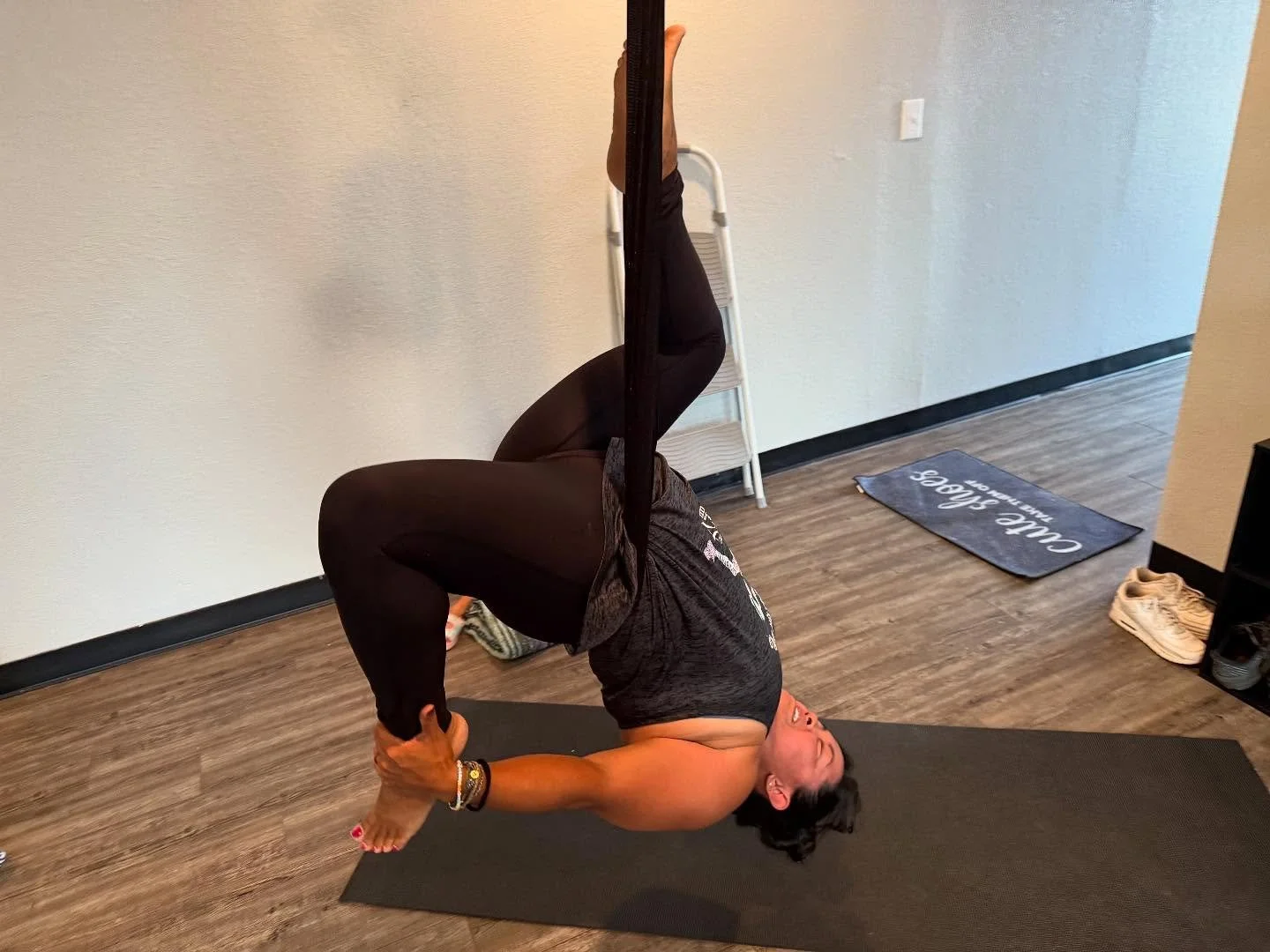 We had a super fun class tonight full of laughs! we even had a little helper for clean up! Check back Sunday for our schedule for next week! Have a great weekend 🩷 #yoga #aerialyoga #suspentionyoga #grandjunctionyog #downtowngj #grandjunction #gjco