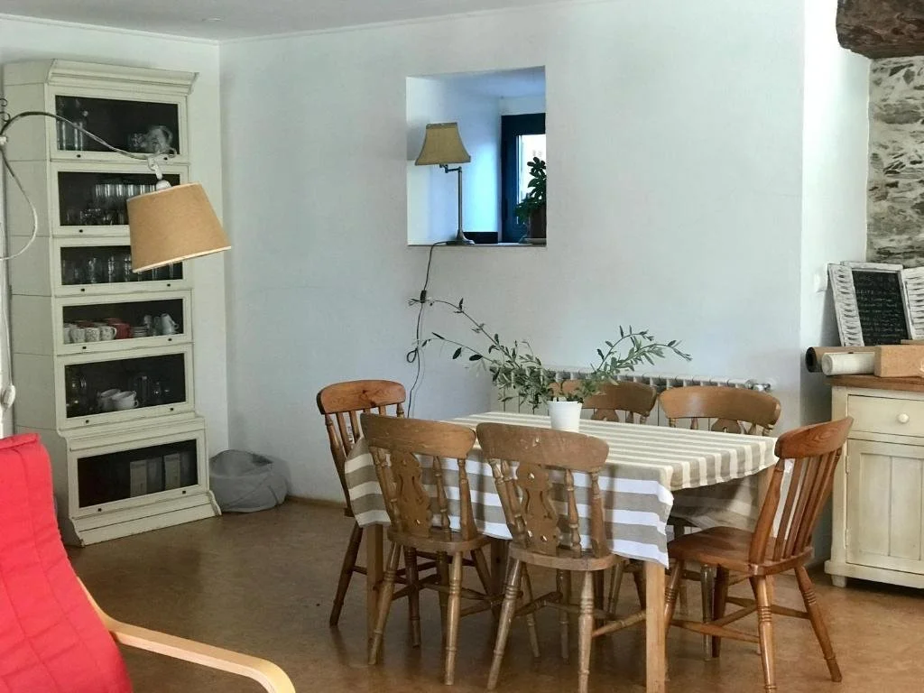 Dining area in the communal downstairs area (table extends)