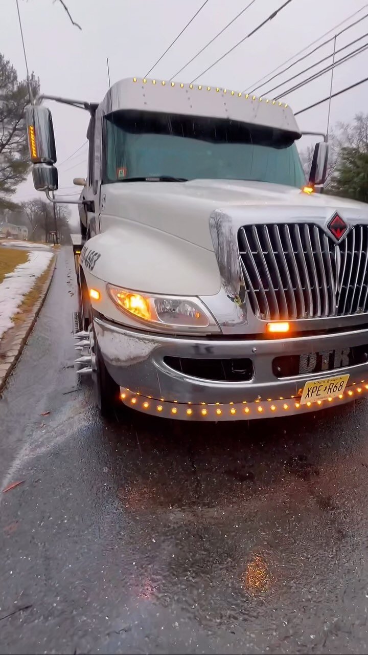 Please do not hesitate to contact us, regardless of the weather conditions, Rain? Snow? Wind? We are happy to assist whenever wherever π #quality #towing #rollback #restoration #internationaldurastar #dt466 #eatonfuller #derrickstowingnj #DTR
#derr