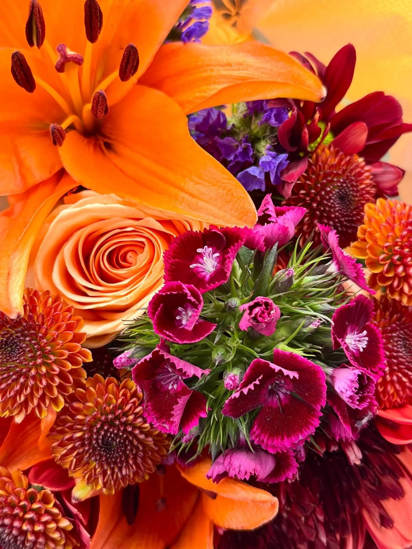 Sad Summer is ending but feeling inspired by these Fall colors 😍.
&hearts;️
🧡
💛
#traderjoesflowers #spiralcanvas #traderjoesbouquets #autumncolours 
#colorinspiration #fallseason