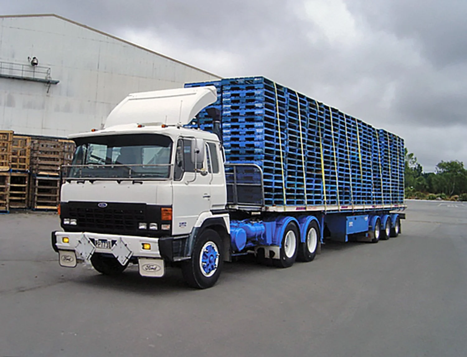 Rollin-wheels-lloyd-haulage-ford-1.jpg