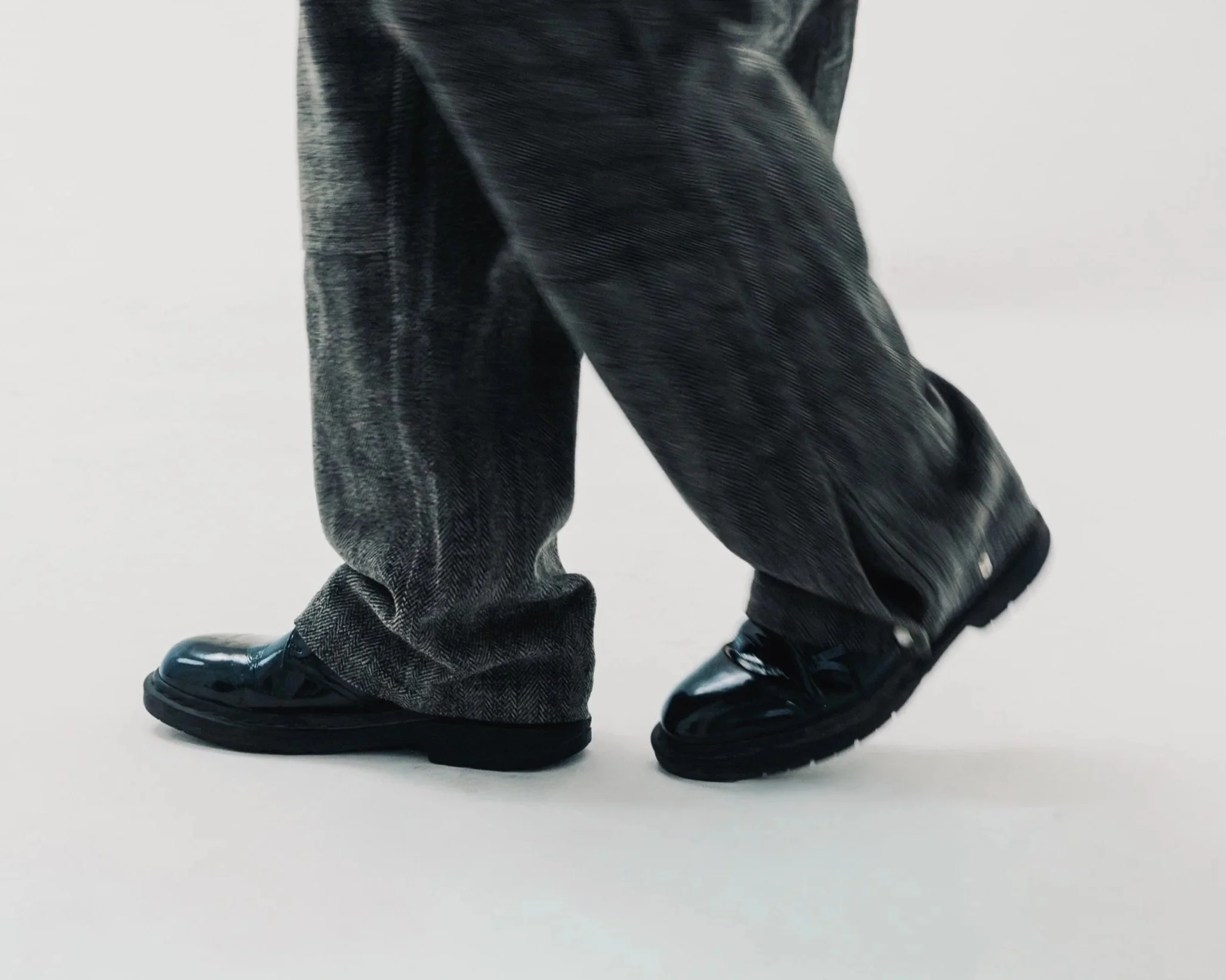 parfait-slash-double-knee-herringbone-wool-pants-studio-detail.jpg