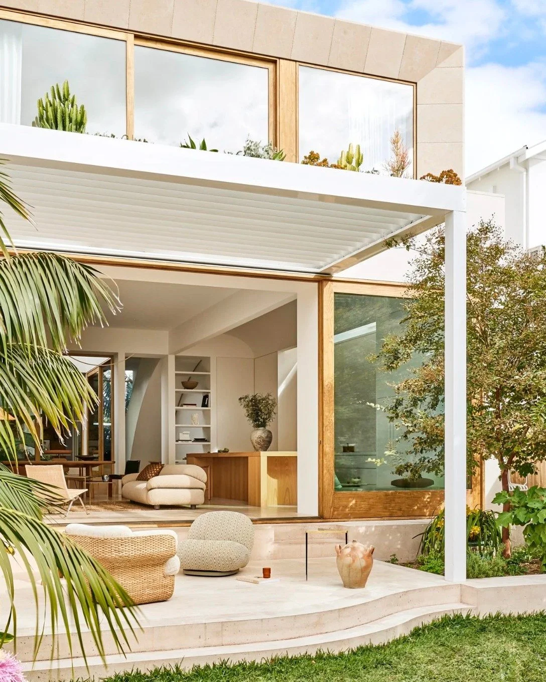 There&rsquo;s a kind of calm you can feel in your feet&mdash;this home has it. Barefoot House by @madeleineblanchfieldarchitects is all about quiet, thoughtful moves that put family life and nature first. Set in Clovelly, it peels back the bustle wit
