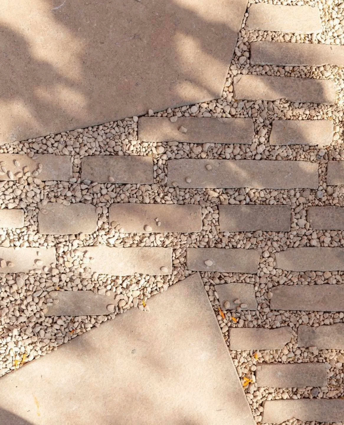 Beauty underfoot&hellip; 

Spotted at the Chelsea Flower Show by @allgreengb and we are in love. 

#landscaping #homedesign #pavers #exteriordesign