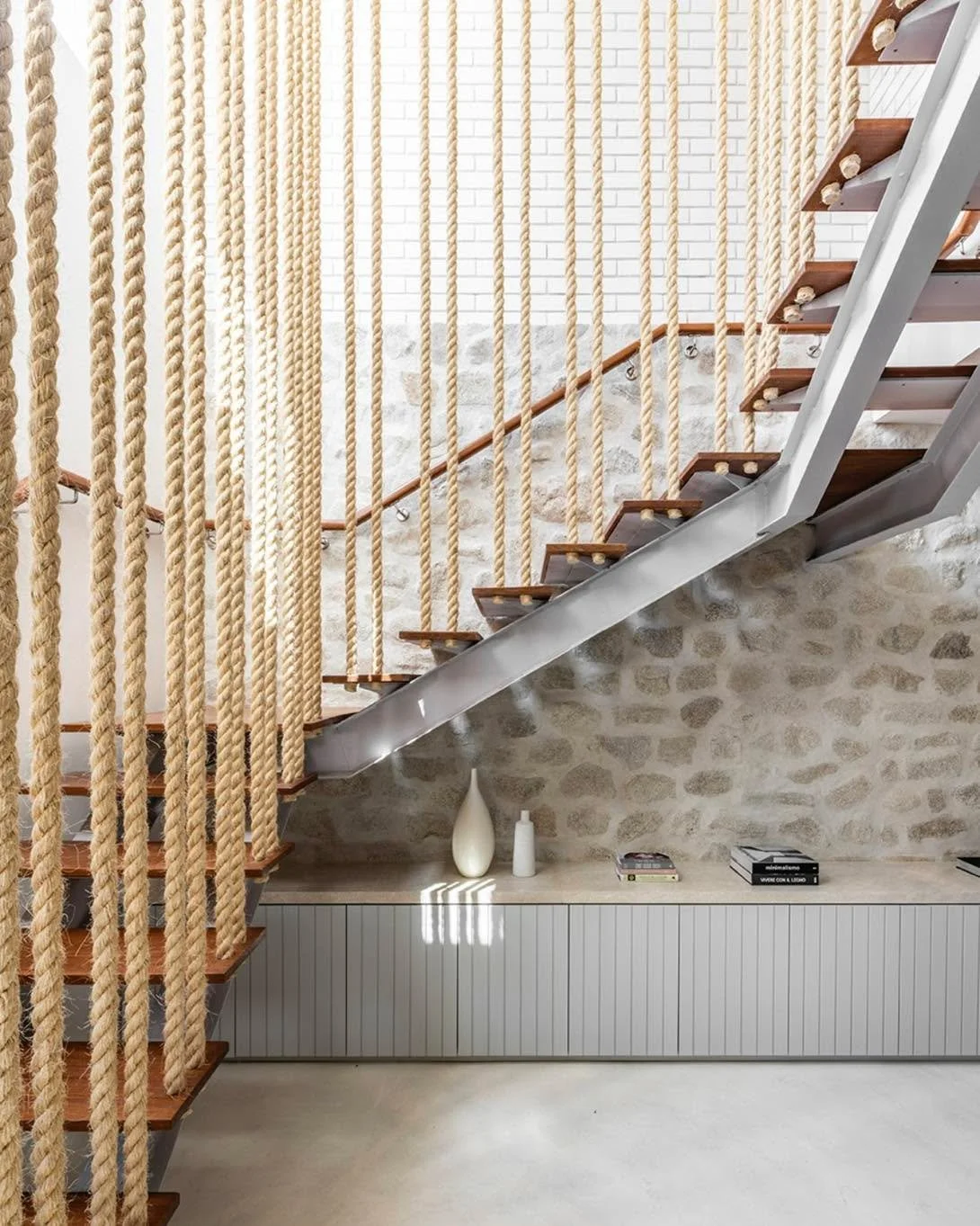 A commercial space that feels anything but commercial — Petite Fleur Patisserie in Brazil has us completely smitten. 🤍
From the rope-detailed staircase (a perfect idea for those chasing that beachside luxe, coastal calm vibe) to the VJ joiner