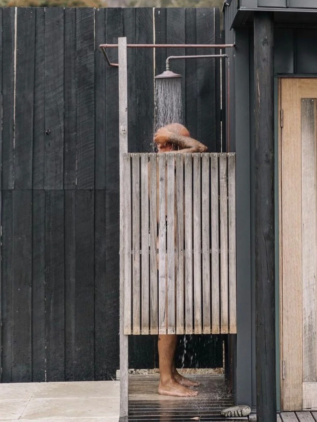 Thinking about adding an outdoor shower? We’re all for it! 🚿
Perfect if the beach is part of your daily routine (no more sandy floors!), if you’re an avid gardener, or if you just love the idea of bathing in nature. 
Suns out, buns out