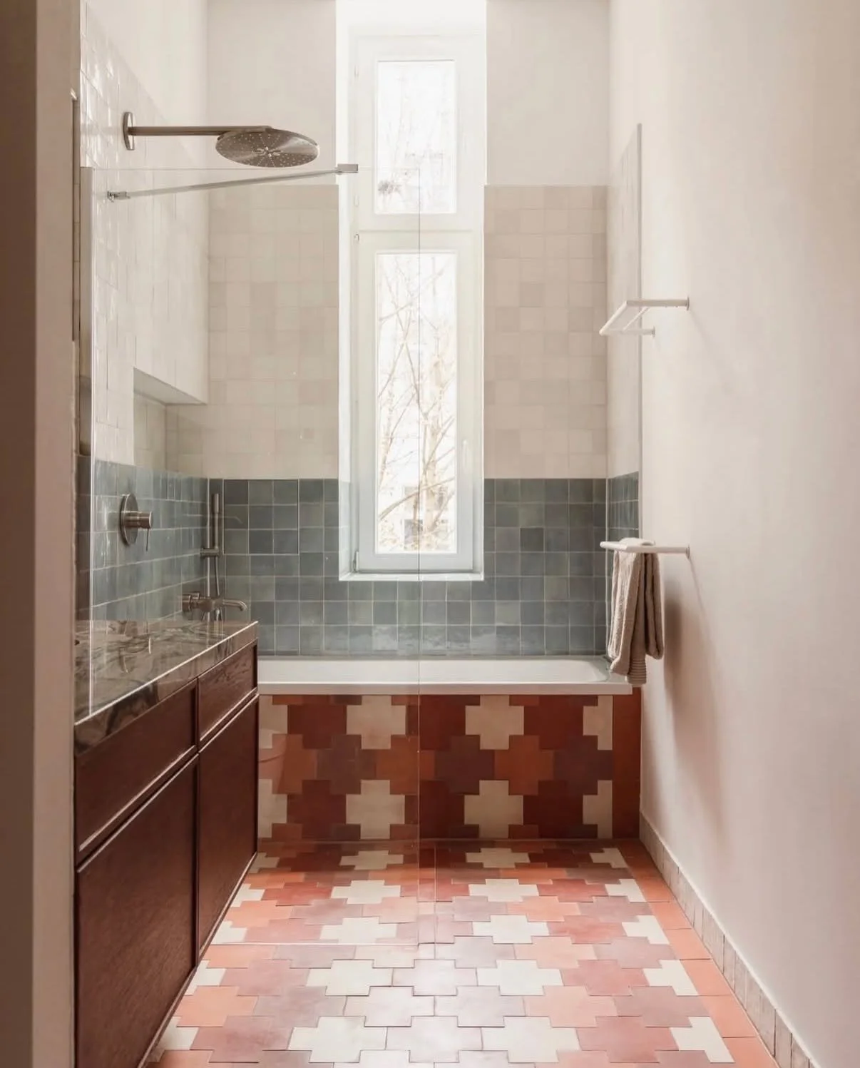 This space proves “neutral” doesn’t have to mean beige. Clay and terracotta tones bring quiet warmth, while those light ocean blue-greys cool and ground the palette—creating a contemporary balance that still feels individual.