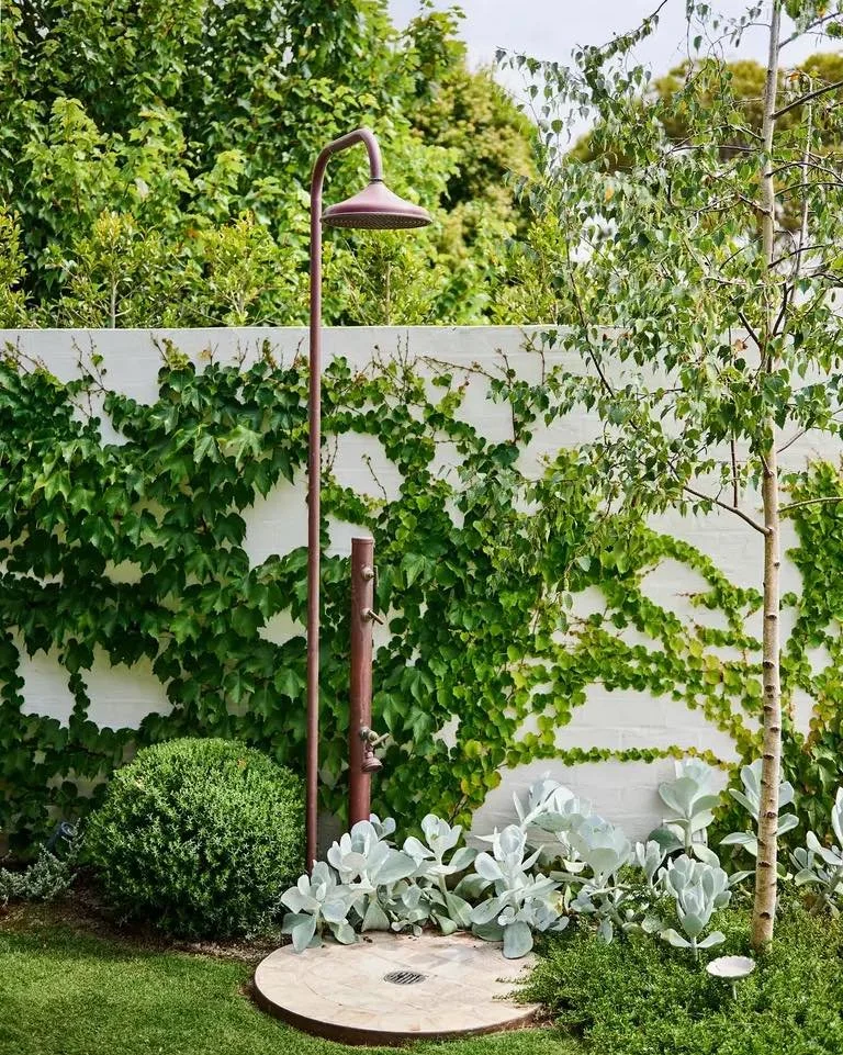 There are backyards… and then there are BACKYARDS 🌿 This one is the latter — a truly exquisite outdoor escape, brought to life through the impeccable landscape design of @oliveri_construction. Every detail, simply sublime. 
#DesignDeta