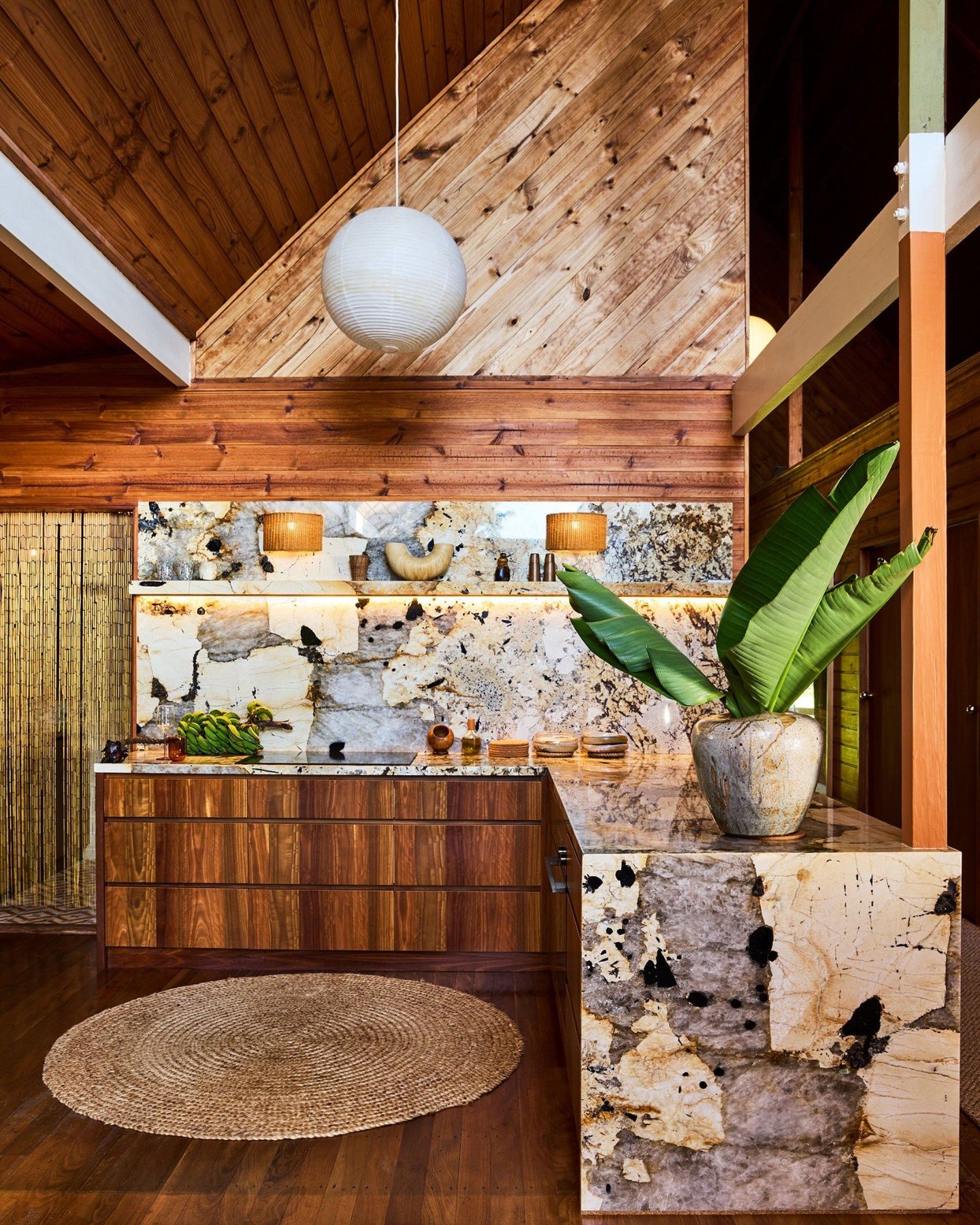 One of the magical things we love about social media is getting a glimpse into the way that other creatives live and today we wanted to share one such home which is forever on our moodboard (and for good reason). 

The kitchen of @kararosenlund ... t