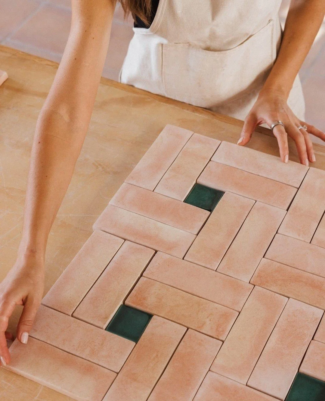Absolutely loving this tile set out by @camillestyles... clay tiles with a pop of emerald - gorgeous! 

#tiles #interiordesign #bathroomdesign