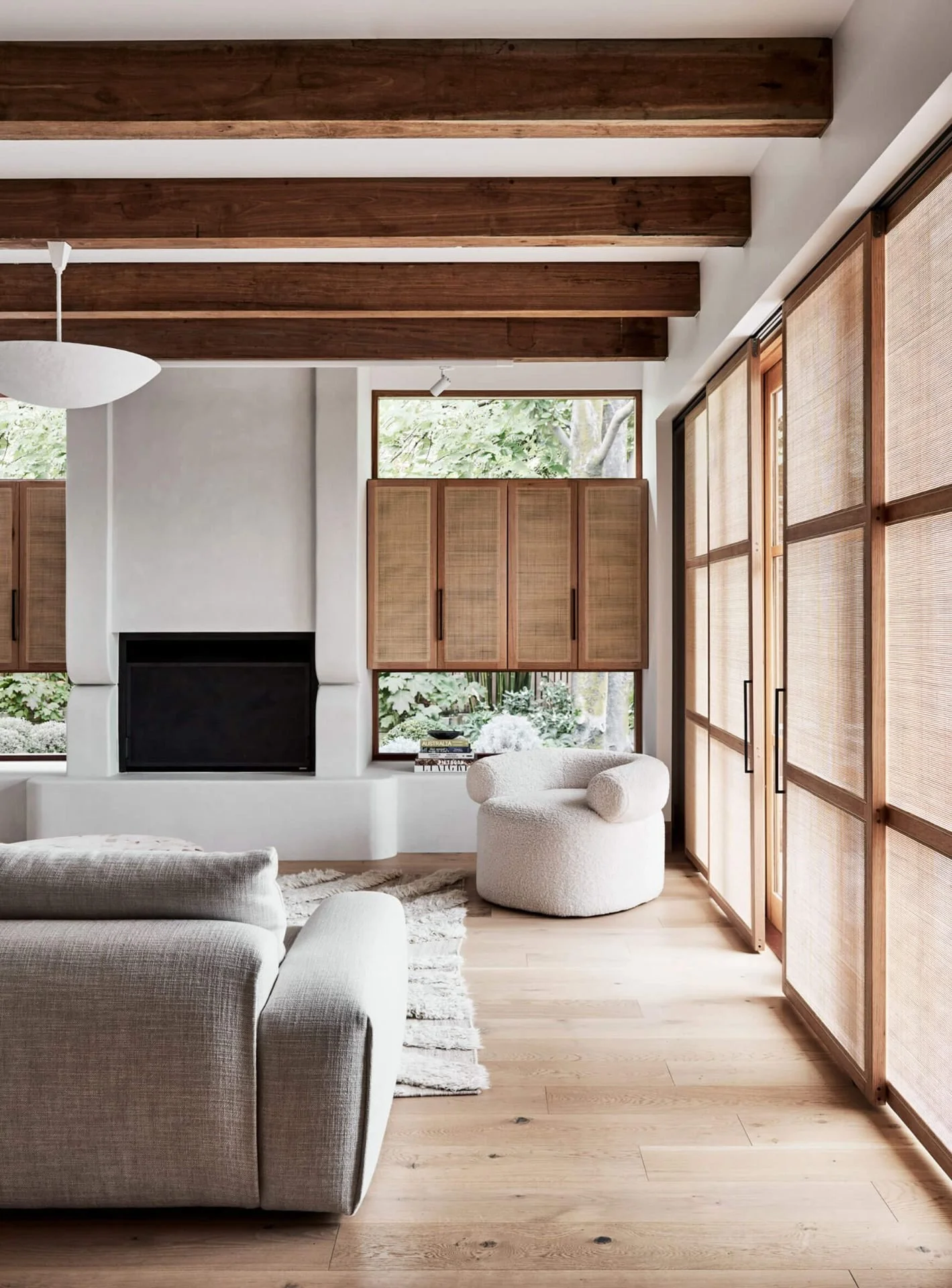 With the backlash following Pantone&rsquo;s announcement of Cloud Dancer as Colour of the Year, we&rsquo;ve been fully embracing the onslaught of colour-rich interiors everywhere we look. And then&hellip; you come across a home like this one by @lisa