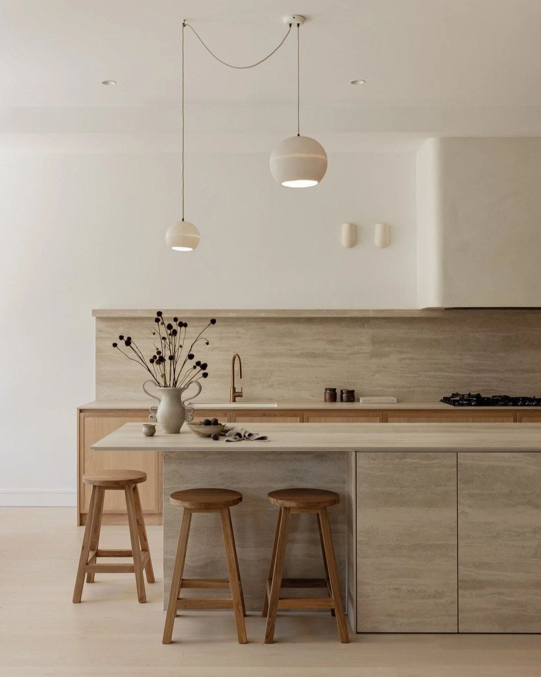 ✨ Design Spotlight: @studio_enti

Beautiful lighting has the power to transform a space &mdash; and Studio Enti&rsquo;s pieces do exactly that. Sculptural yet subtle, their designs feel architectural without being overpowering. Each piece brings warm